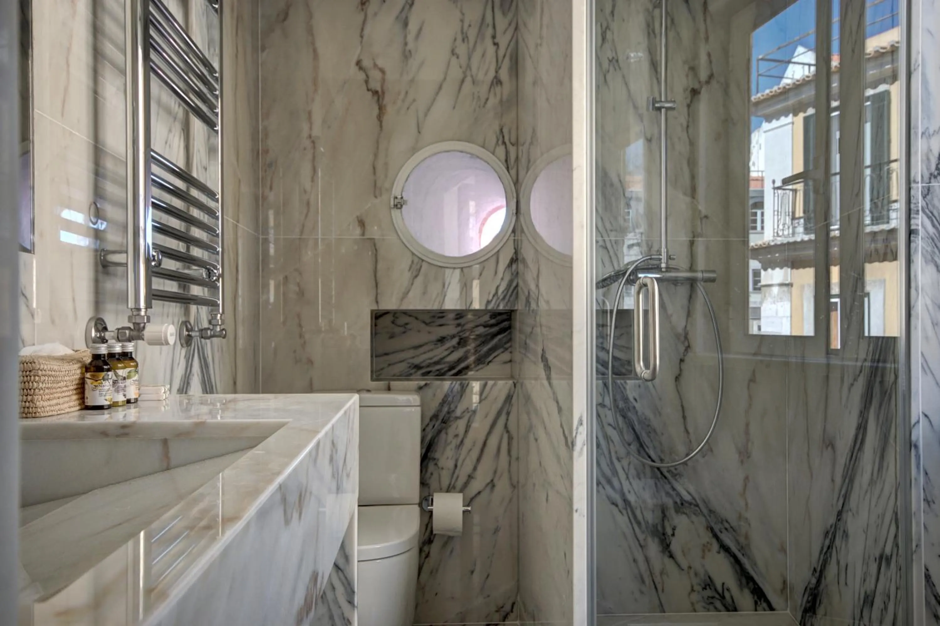 Toilet in Solar Dos Mouros