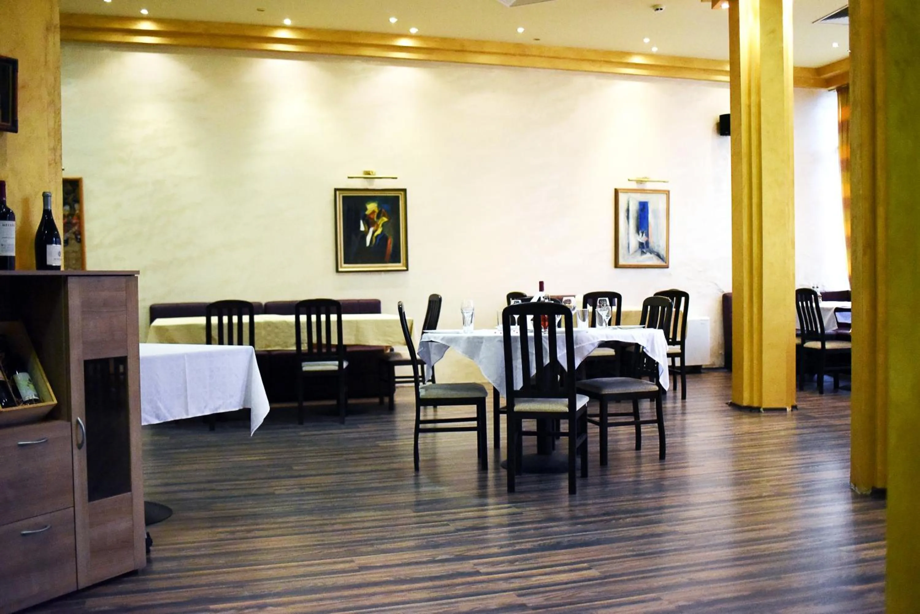 Restaurant/places to eat in Aparthotel VRIS
