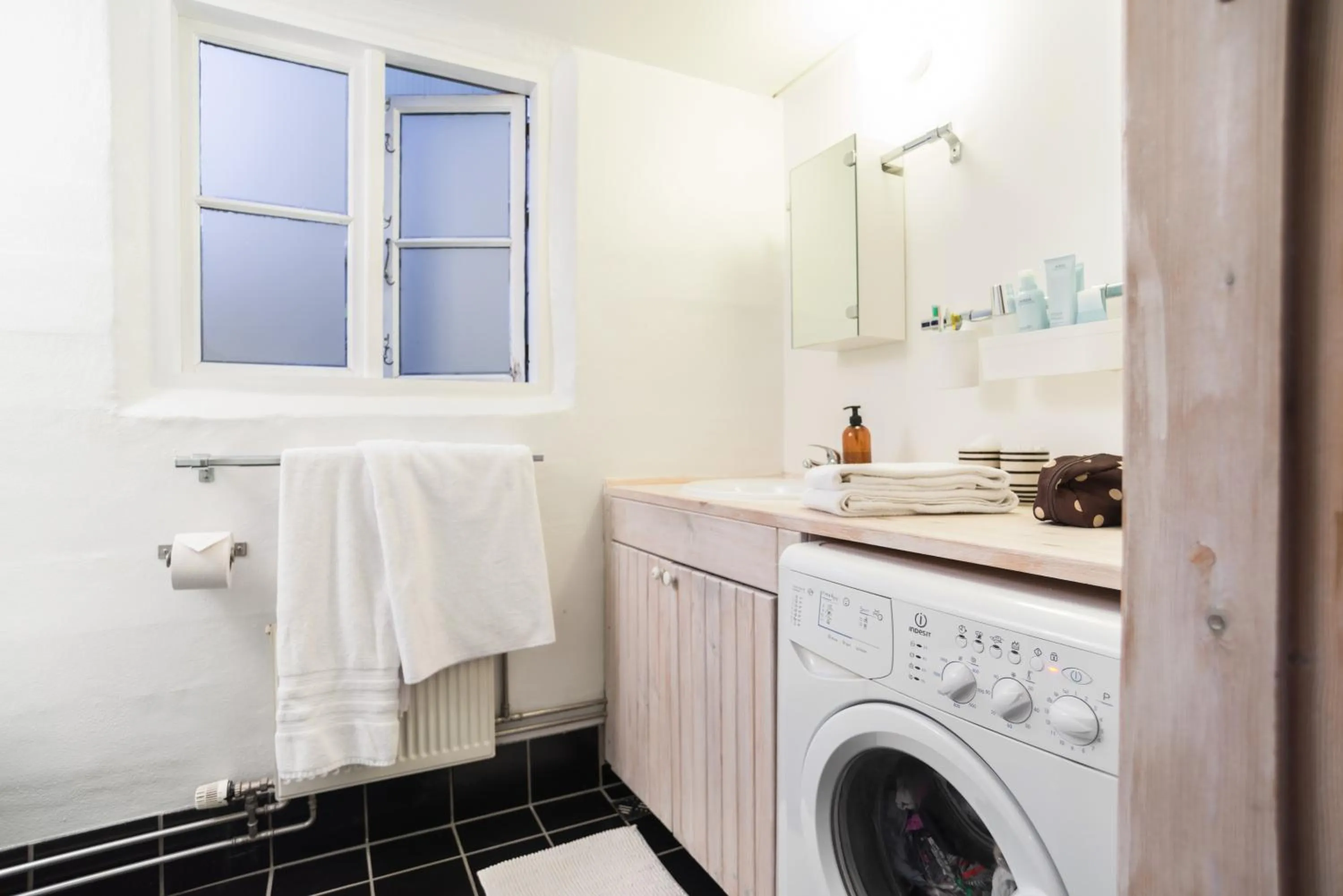 Shower in Reykjavík Treasure B&B