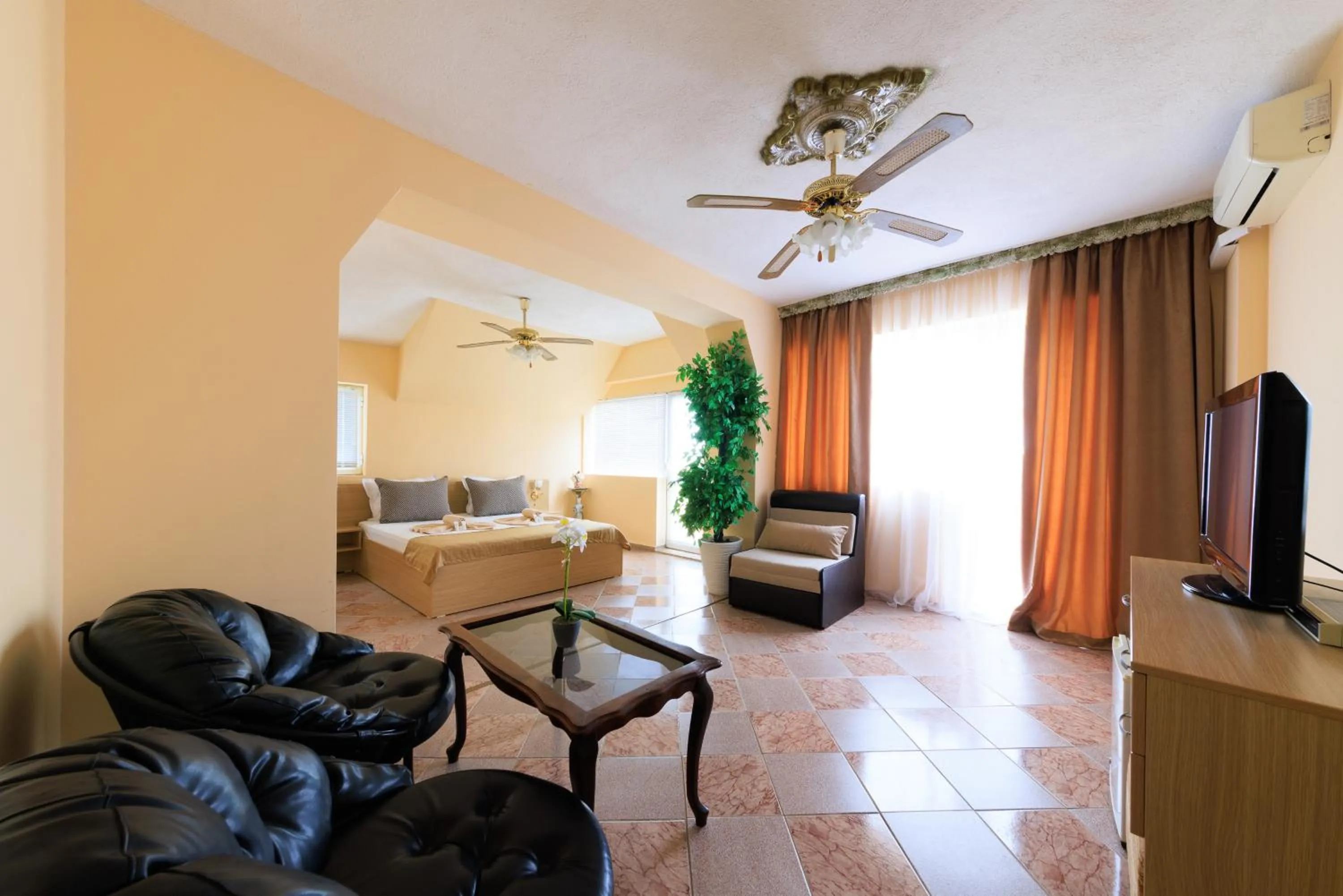 Communal lounge/ TV room in Hotel Angy