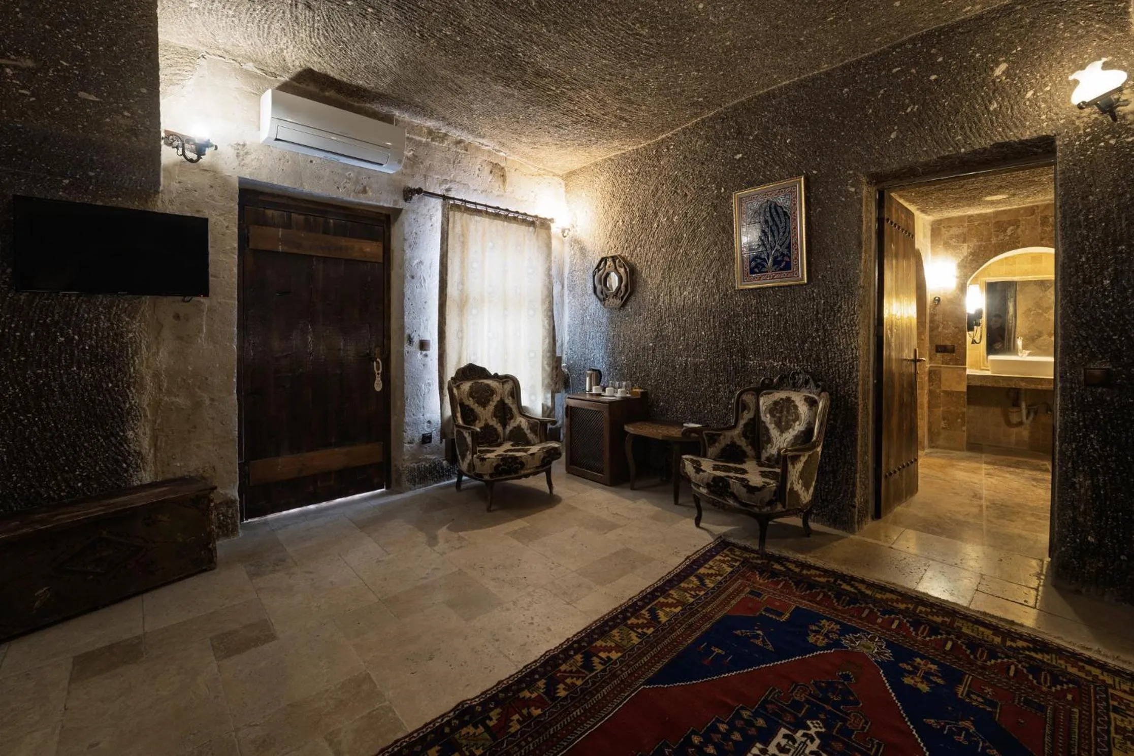 TV and multimedia in Grand Cave Suites