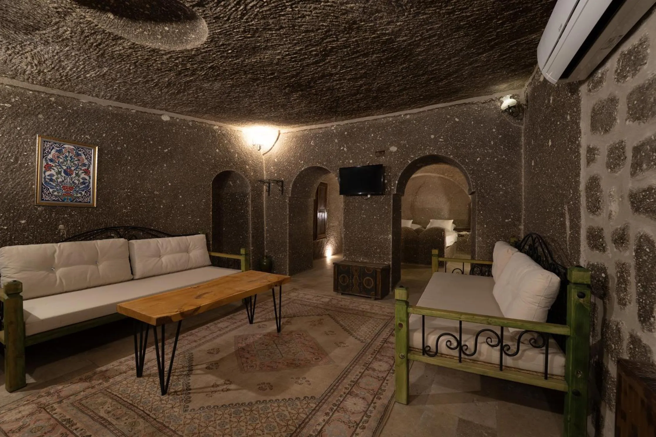 TV and multimedia in Grand Cave Suites