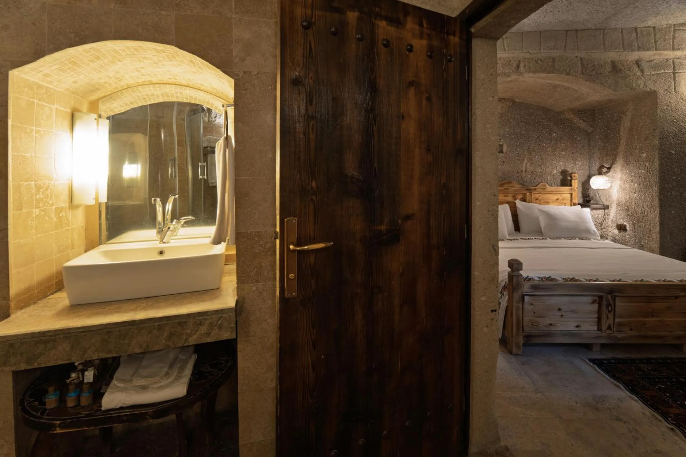 Bathroom, Bed in Grand Cave Suites