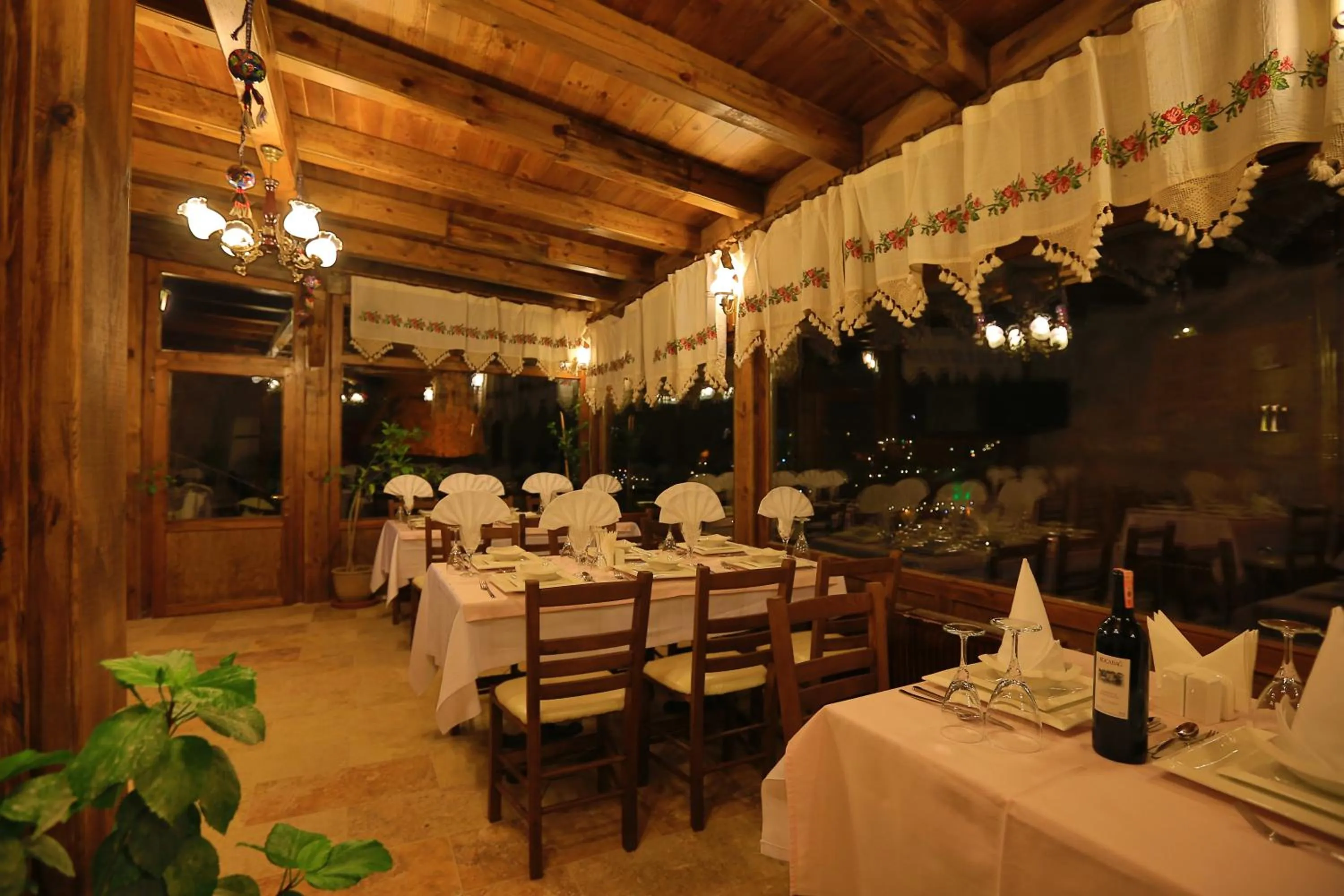 Restaurant/places to eat in Grand Cave Suites