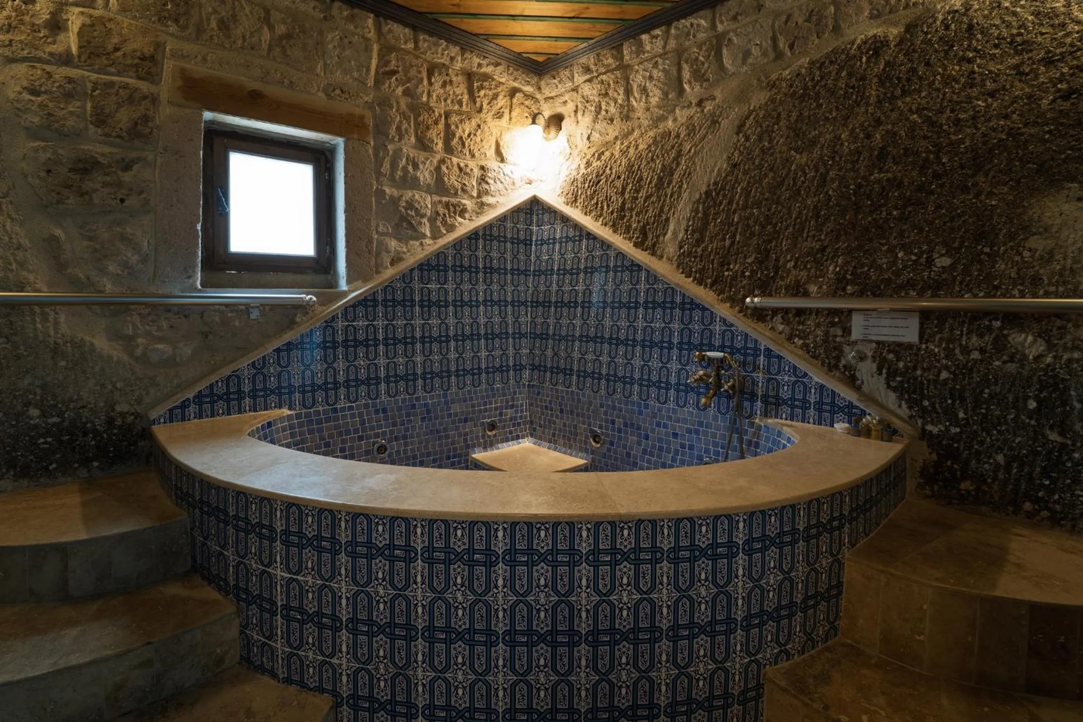 Hot Tub in Grand Cave Suites