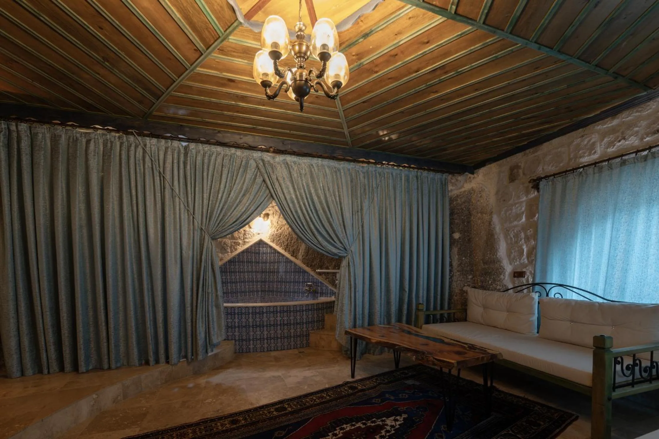 Hot Tub, Bed in Grand Cave Suites