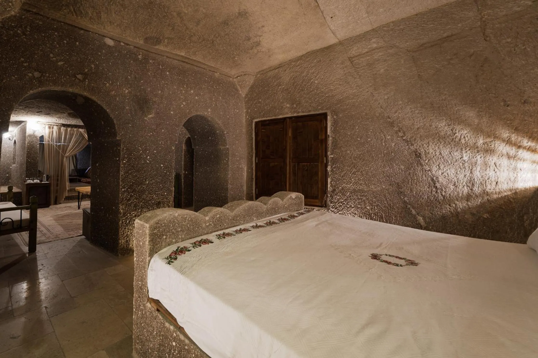 Photo of the whole room, Bed in Grand Cave Suites