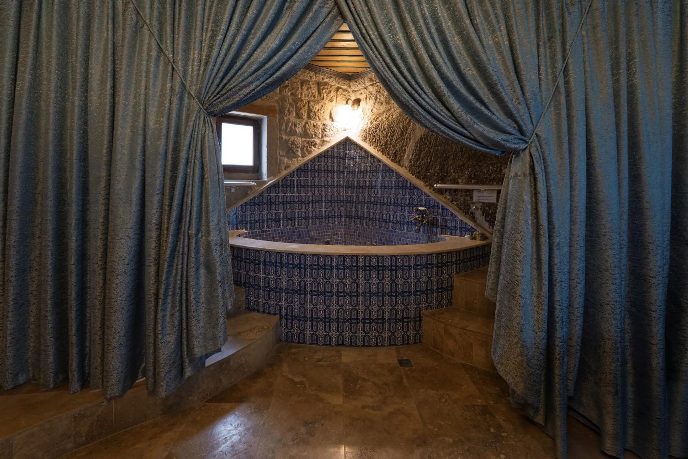 Hot Tub in Grand Cave Suites