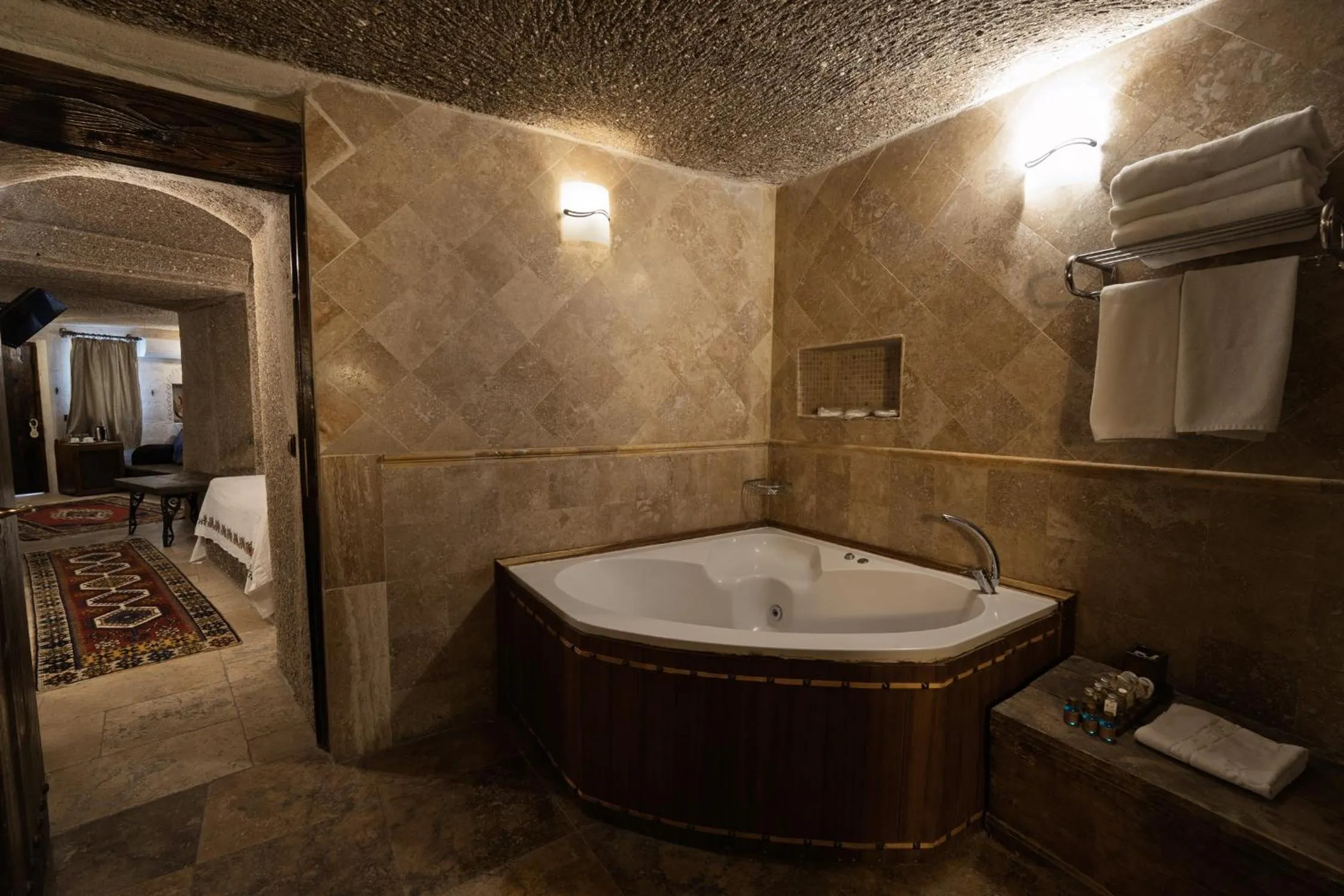 Hot Tub in Grand Cave Suites