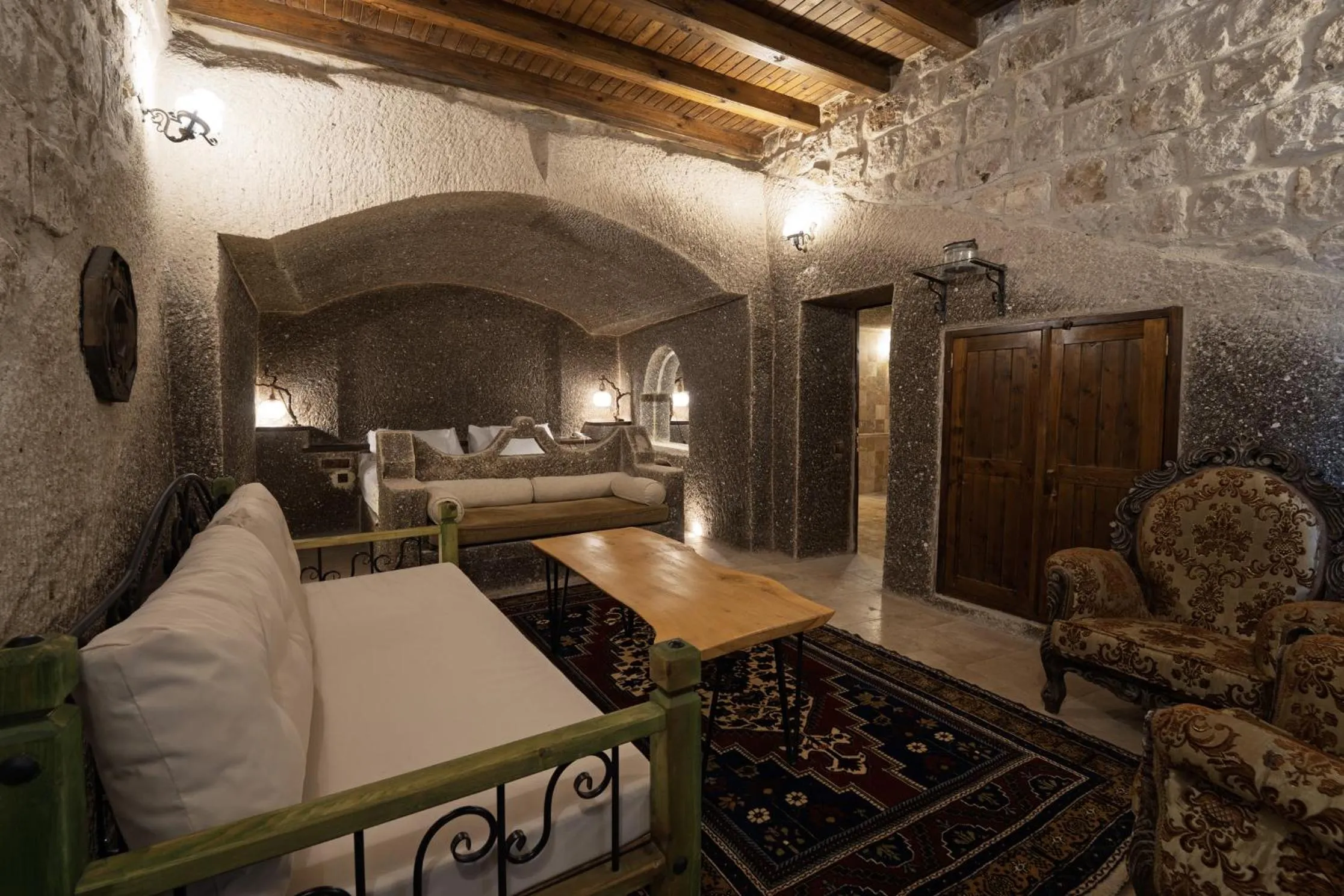 Photo of the whole room, Bed in Grand Cave Suites