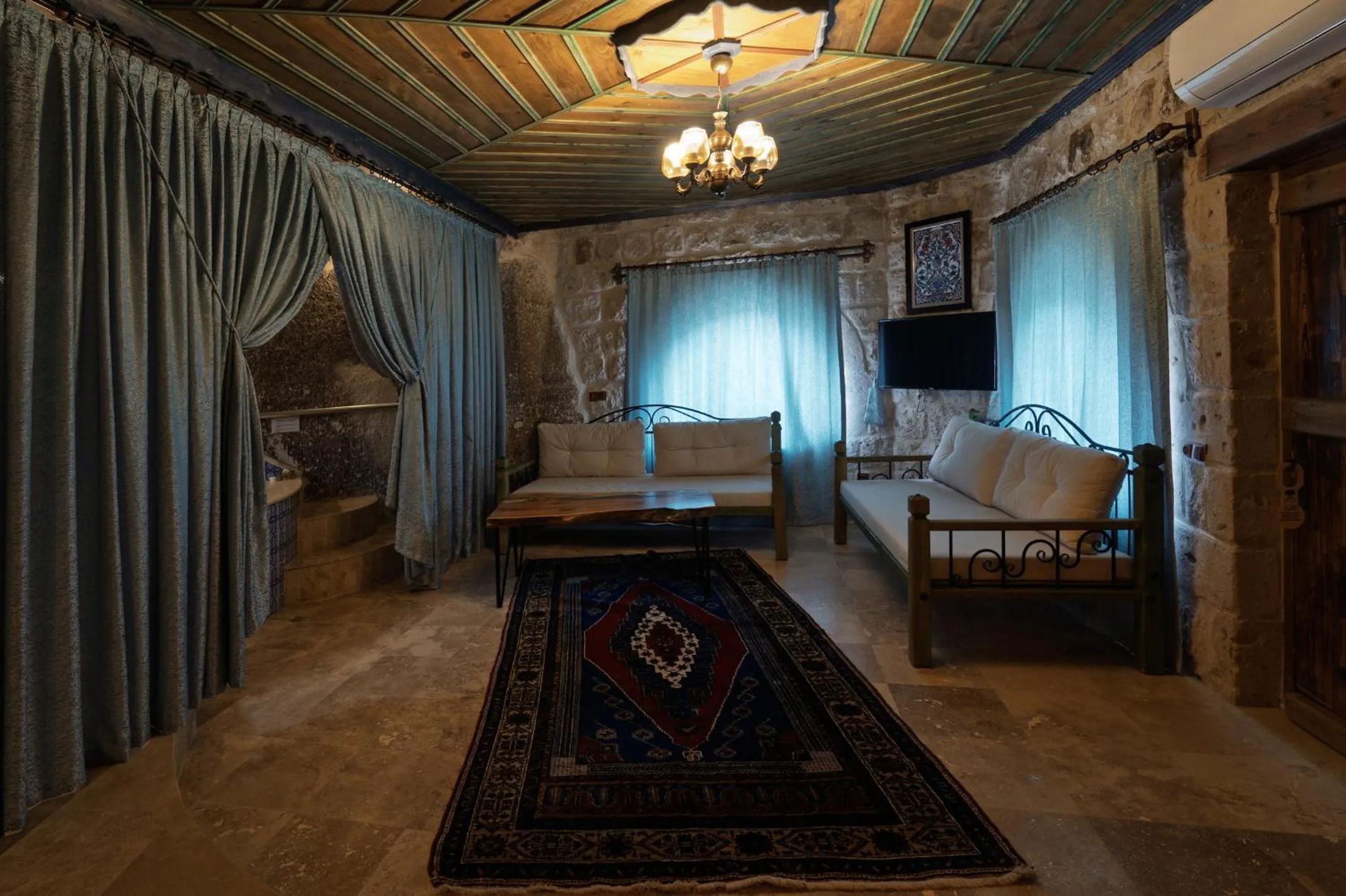 Living room, Bed in Grand Cave Suites