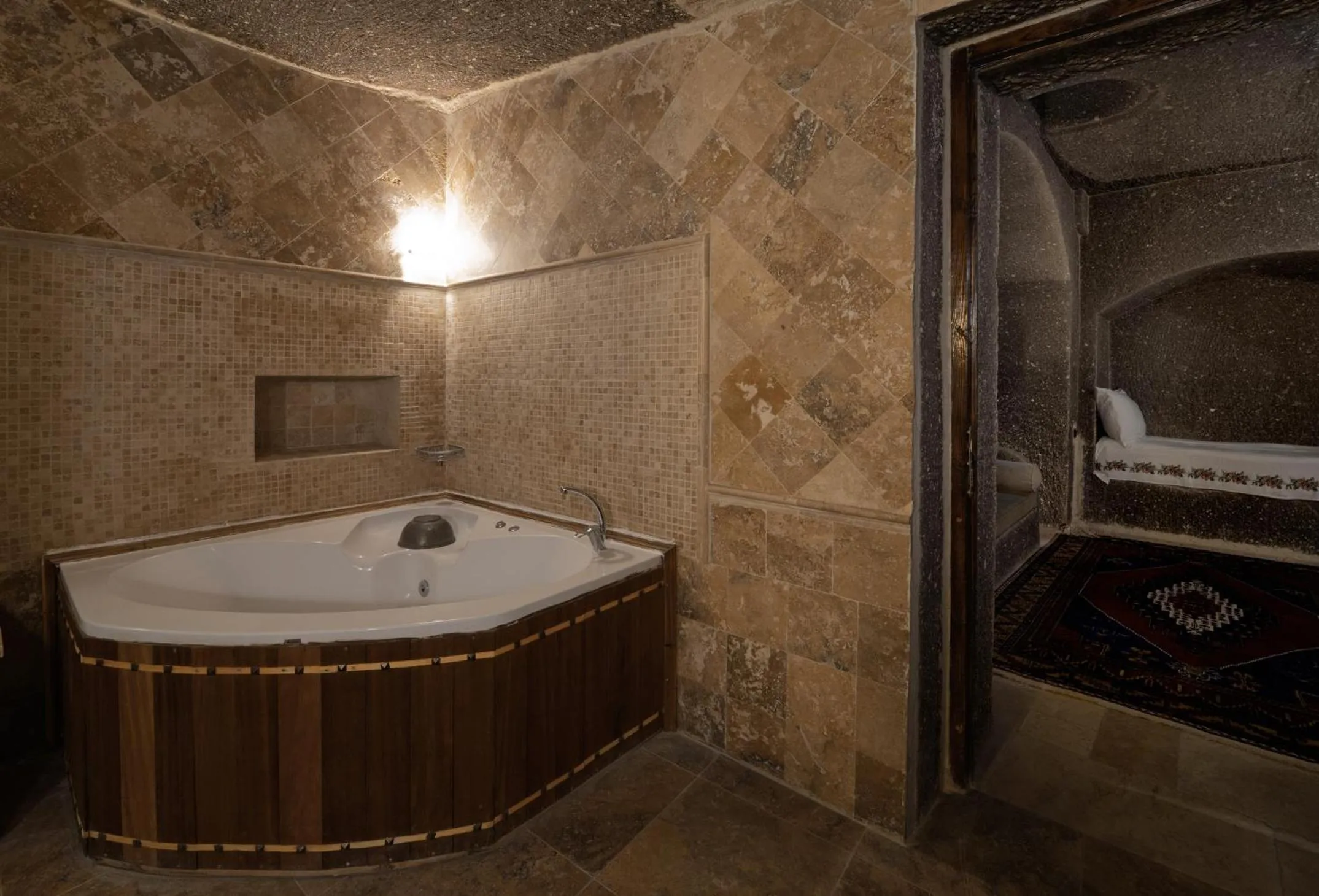 Hot Tub in Grand Cave Suites