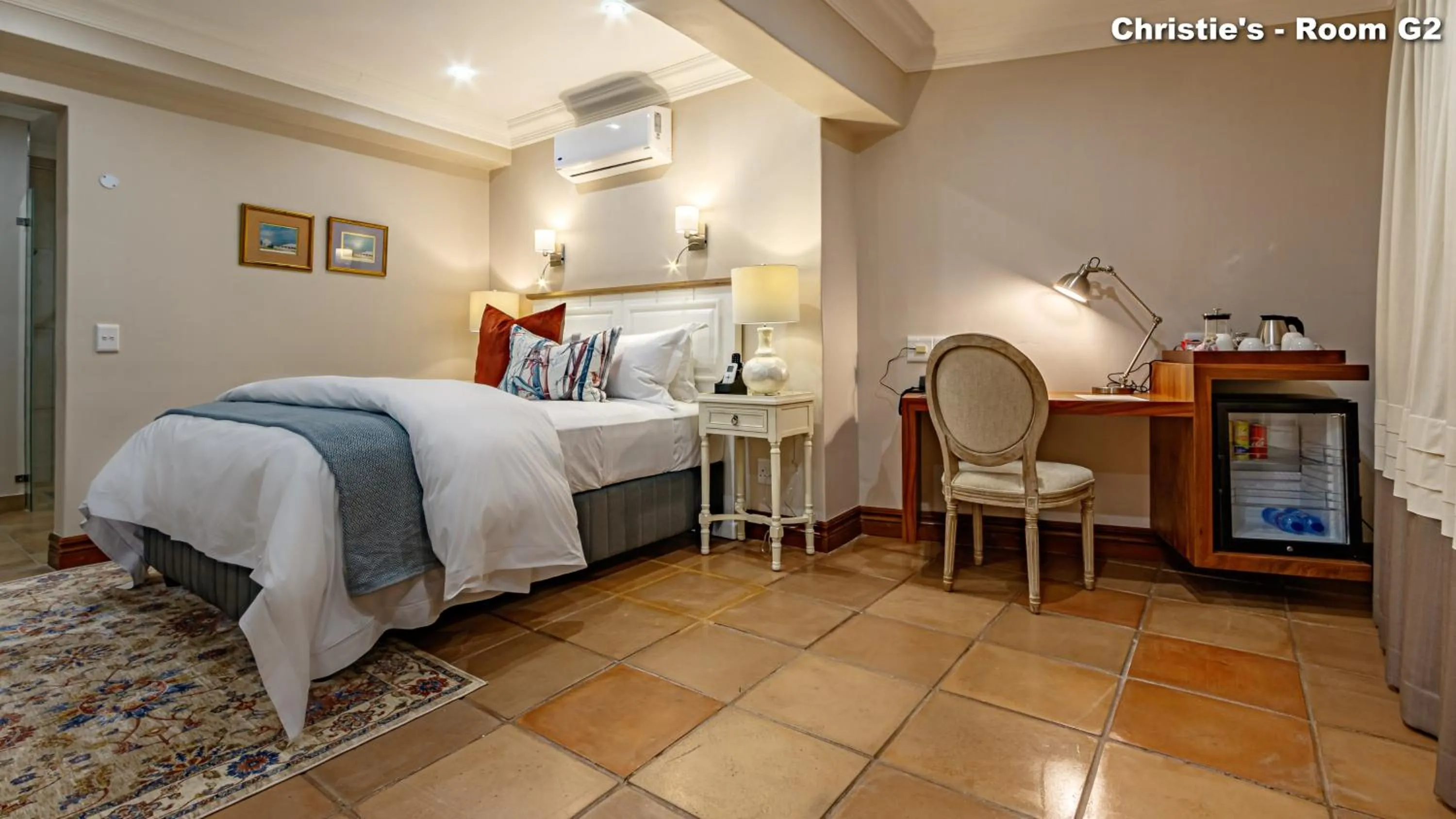 Shower, Bed in Christies at 32 on Russell