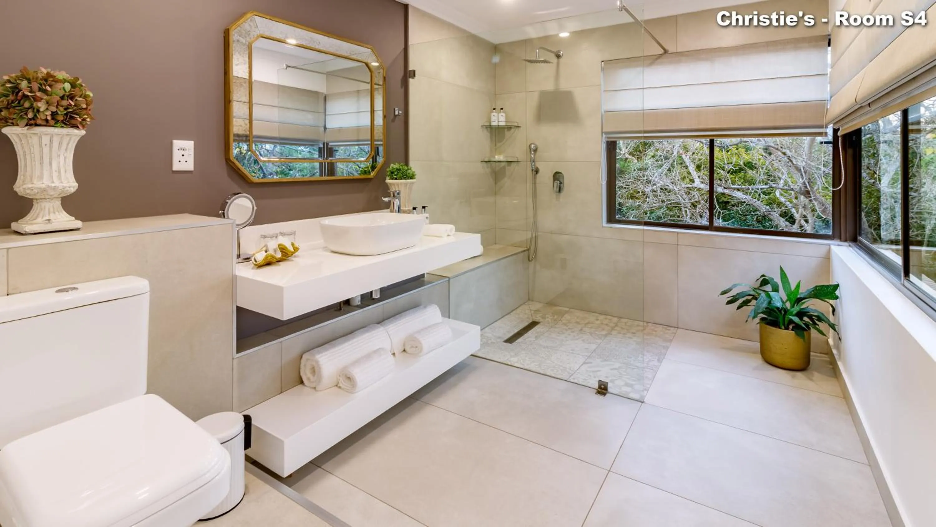 Toilet in Christies at 32 on Russell