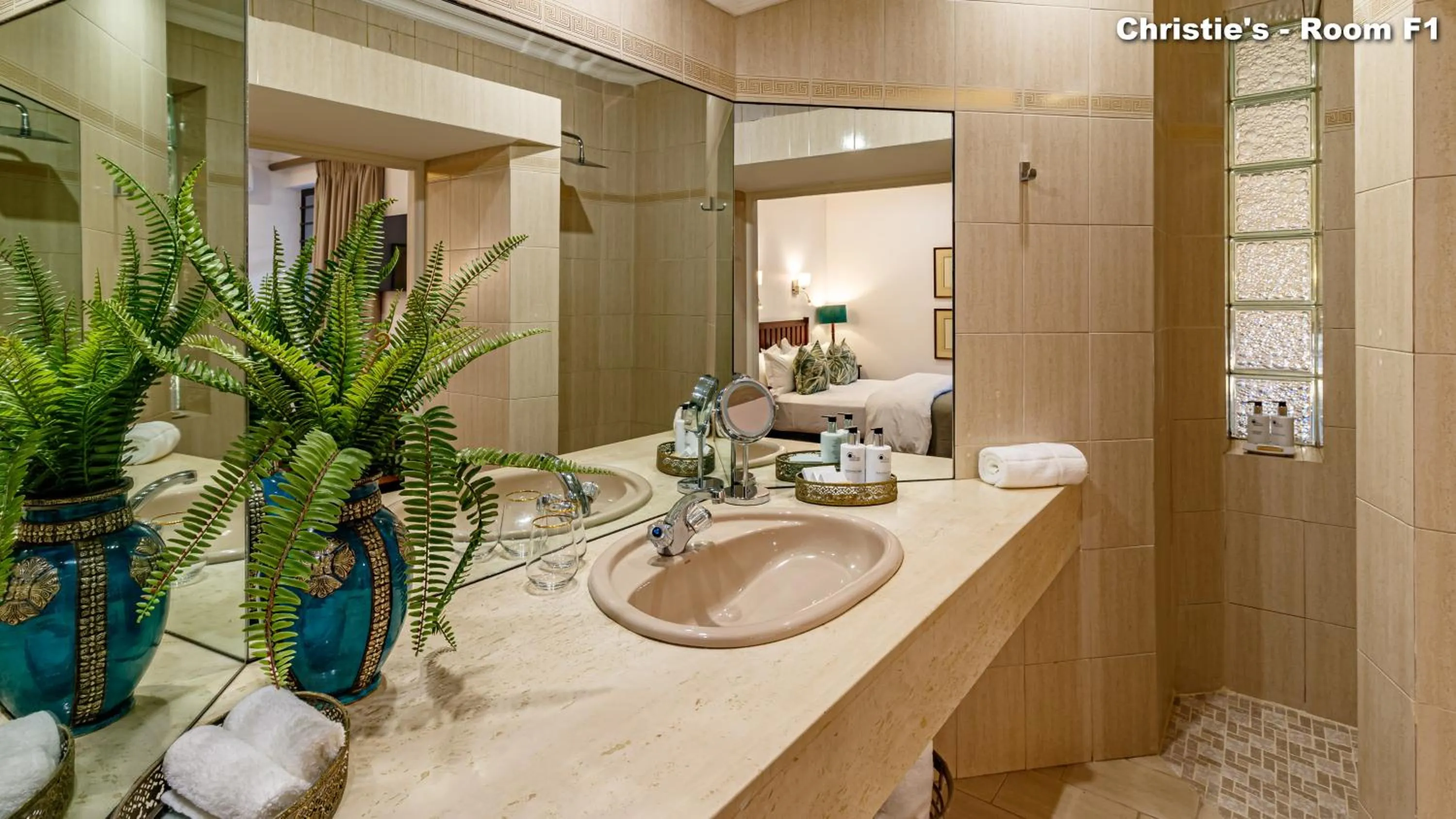 Shower in Christies at 32 on Russell