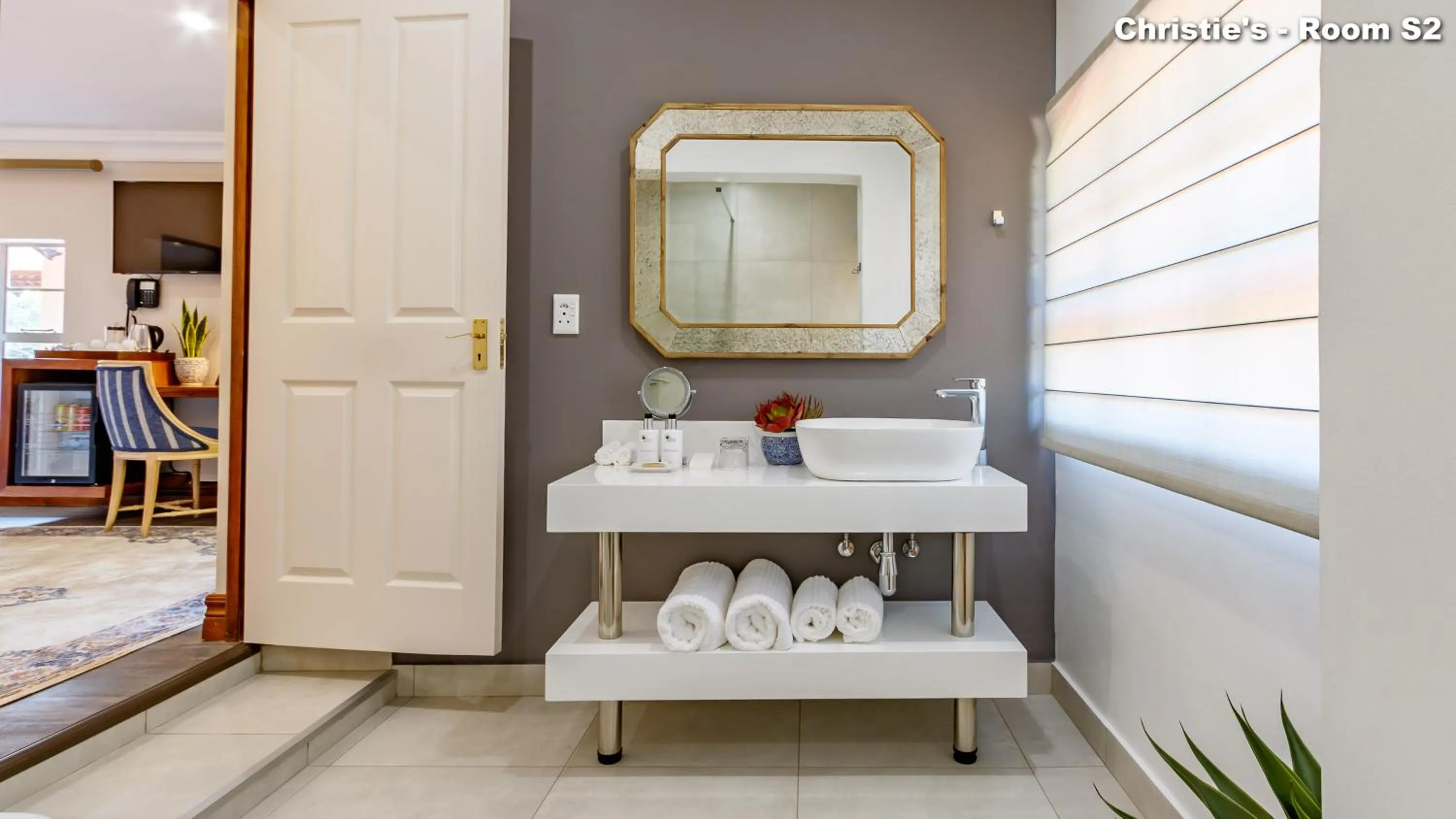 Shower, Bed in Christies at 32 on Russell