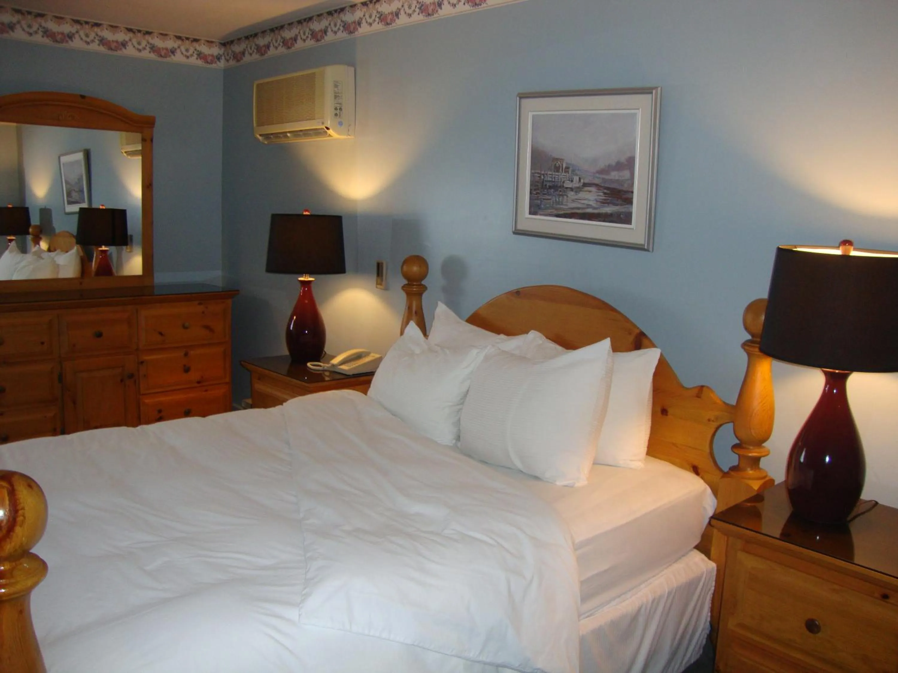 Bed in Annapolis Royal Inn & Suites