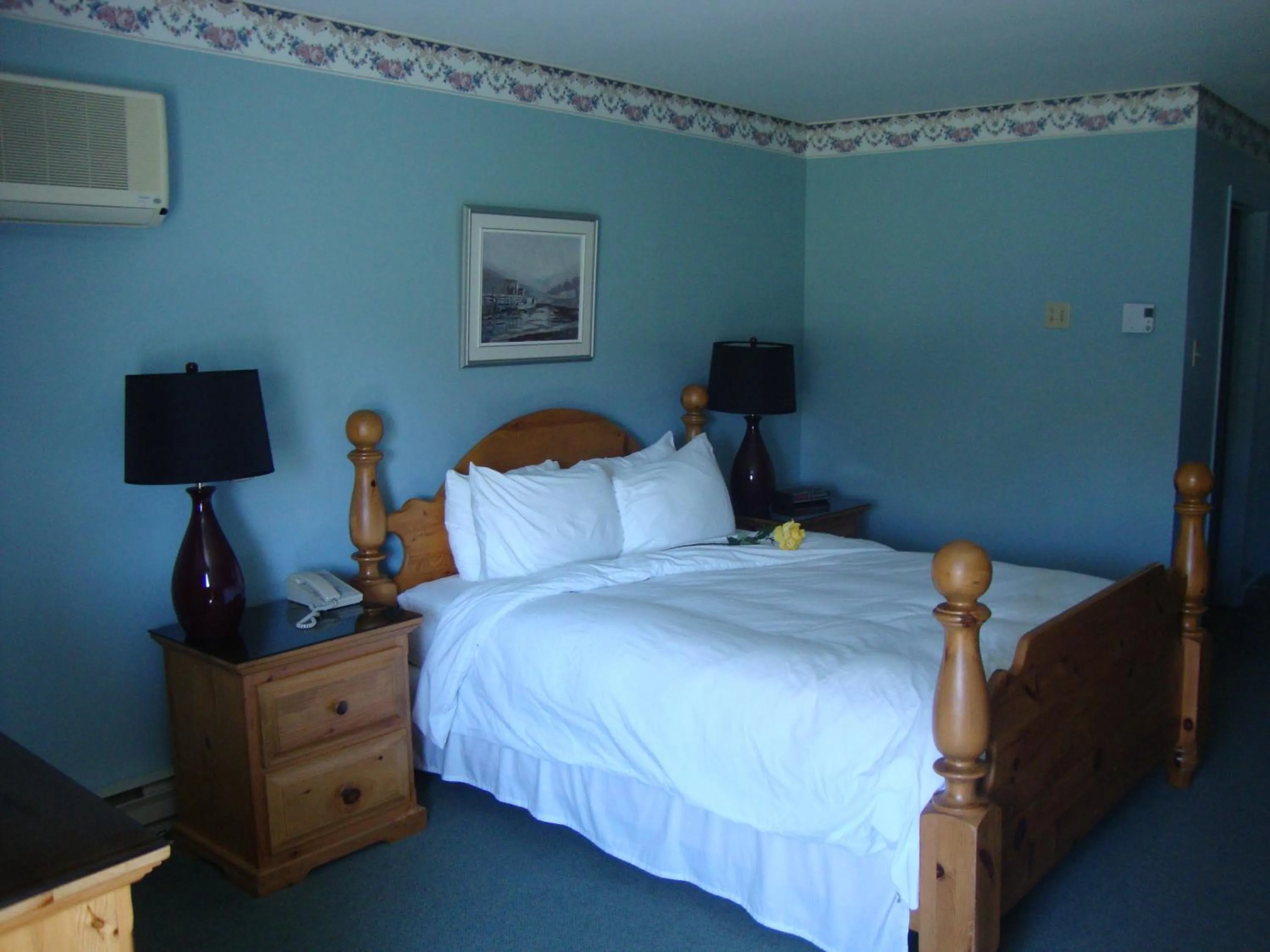 Photo of the whole room, Bed in Annapolis Royal Inn & Suites