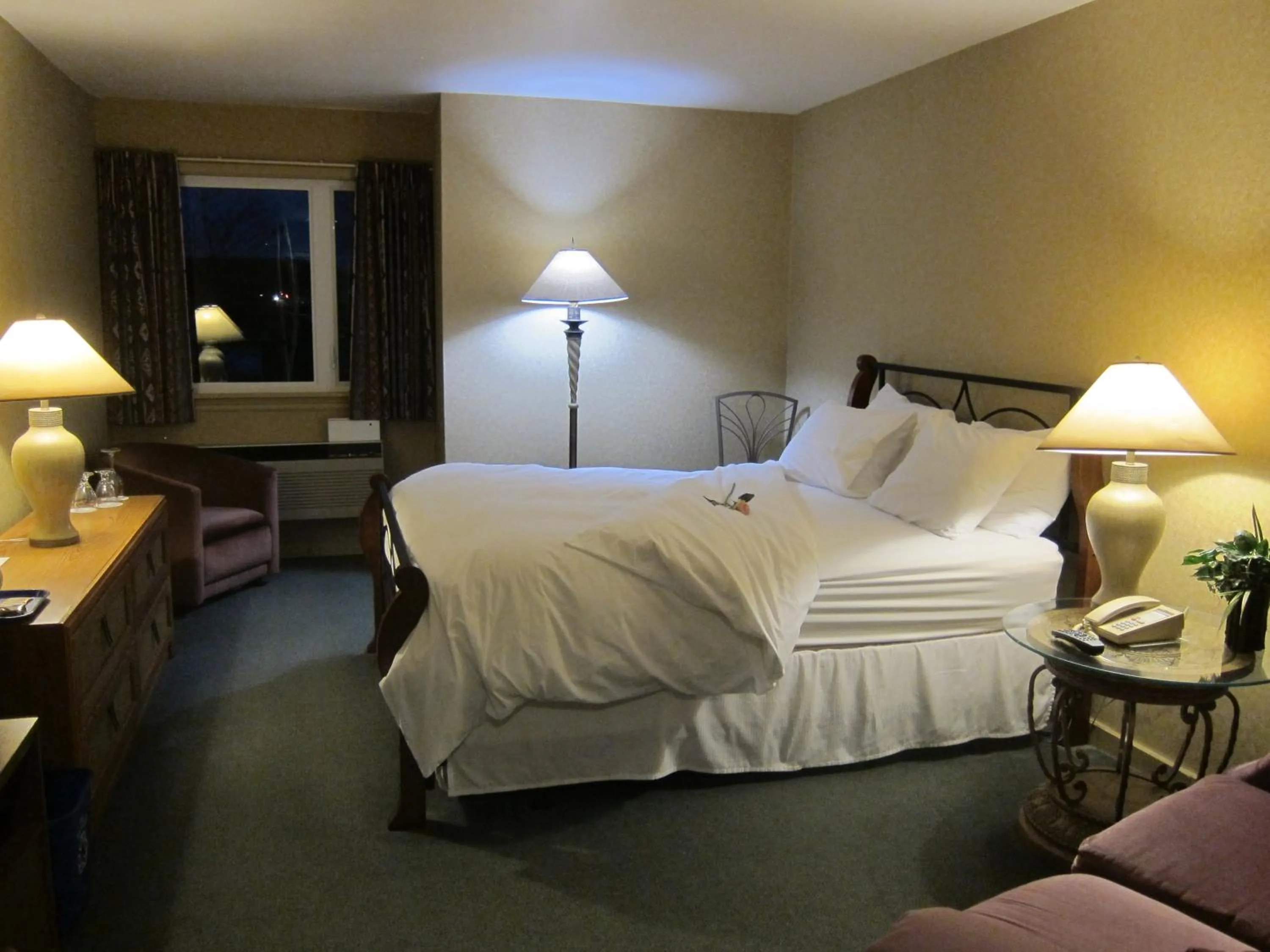Night, Bed in Annapolis Royal Inn & Suites