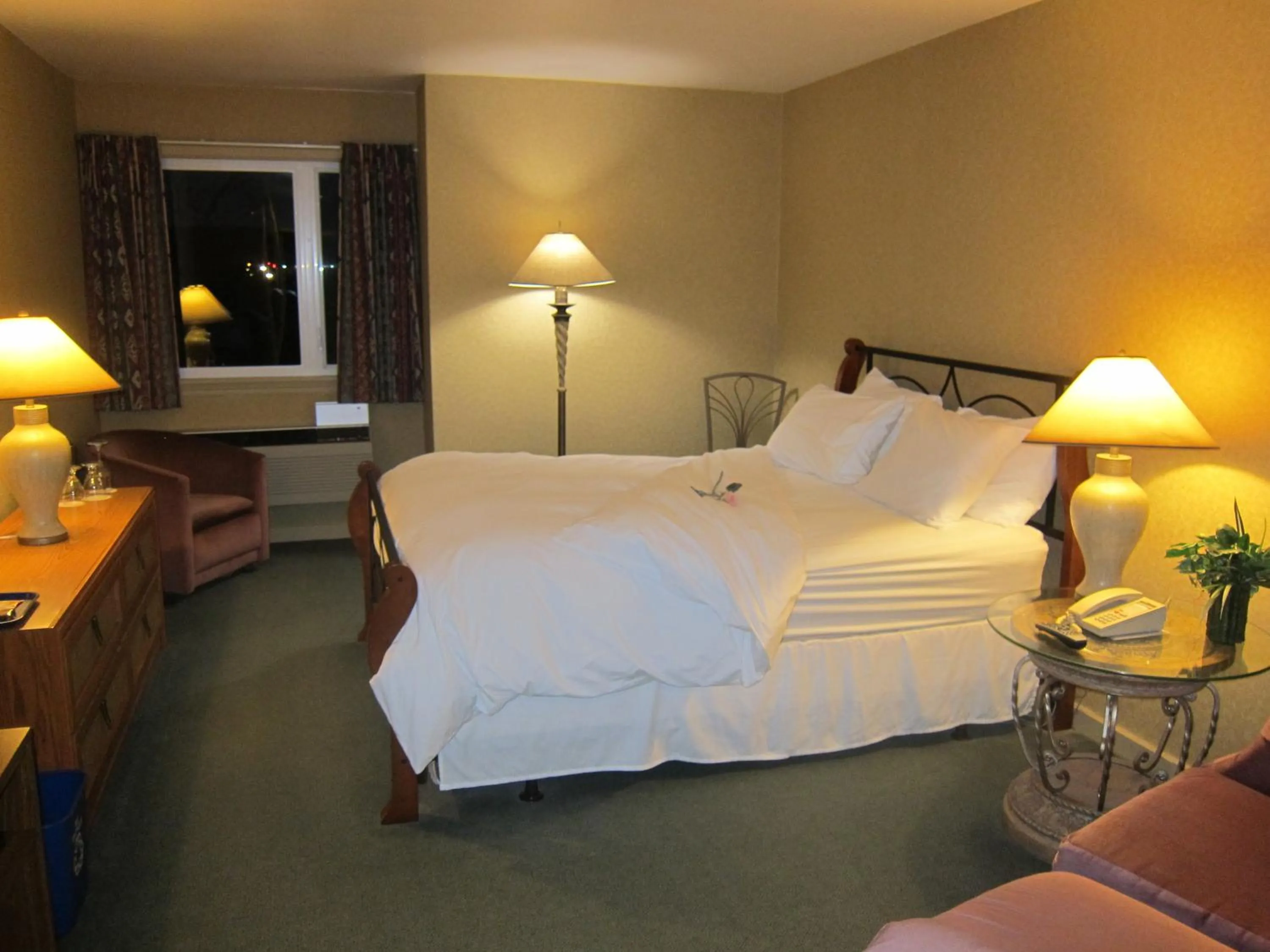 Photo of the whole room, Bed in Annapolis Royal Inn & Suites