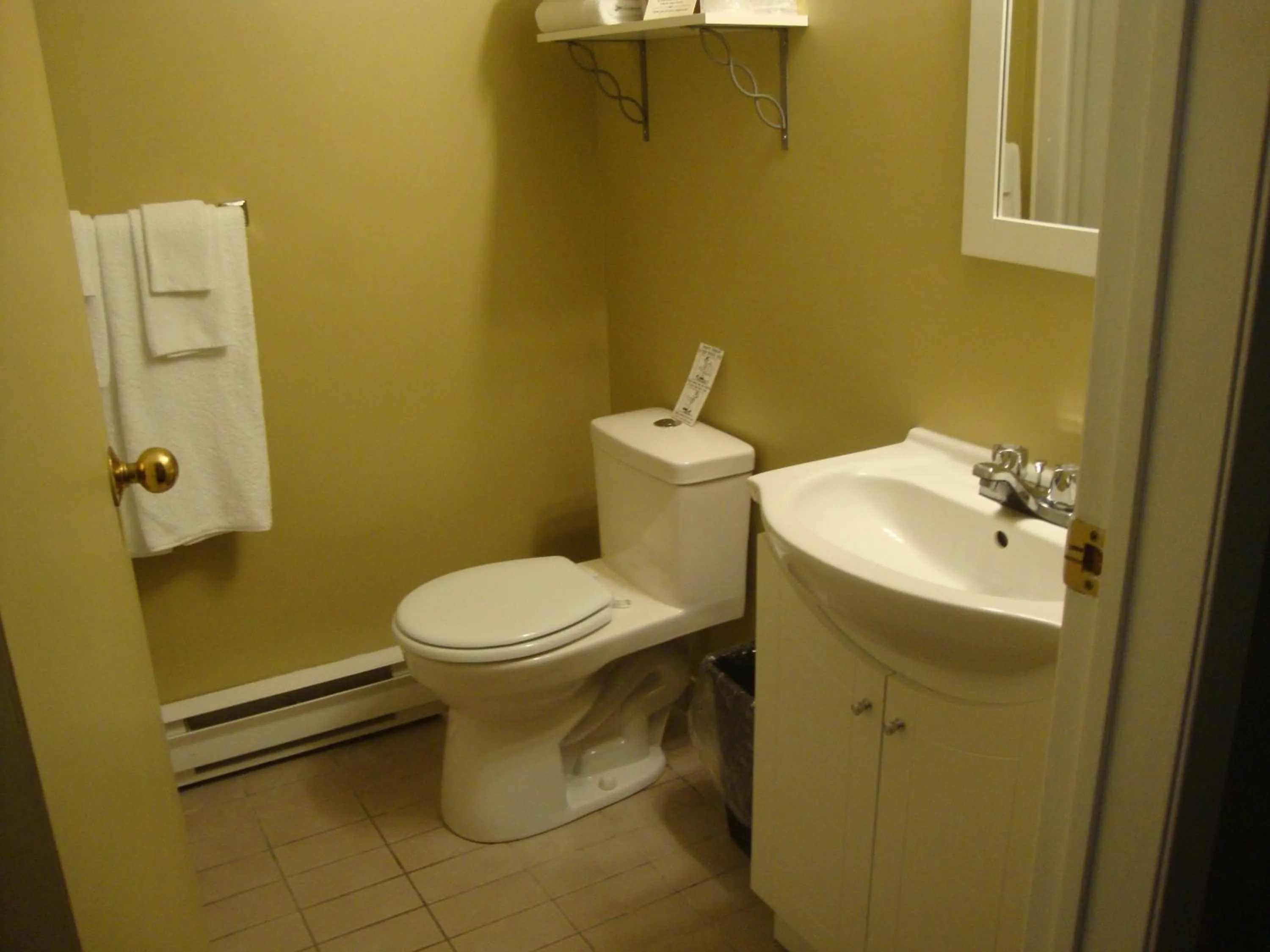 Bathroom in Annapolis Royal Inn & Suites