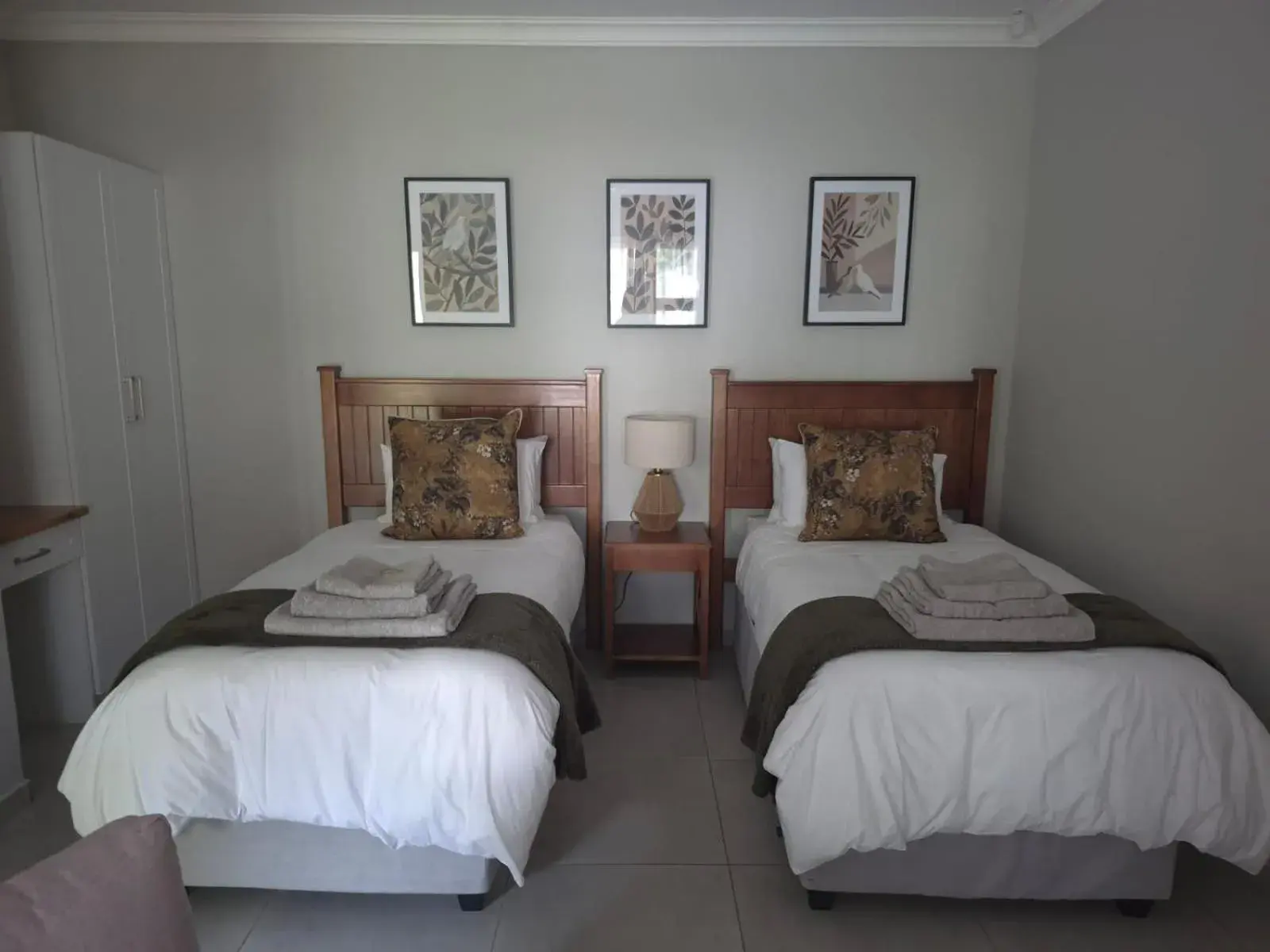 Deluxe Studio - single occupancy in 870 on Riverview Drive Deluxe Studio - single occupancy in 870 on Riverview Drive