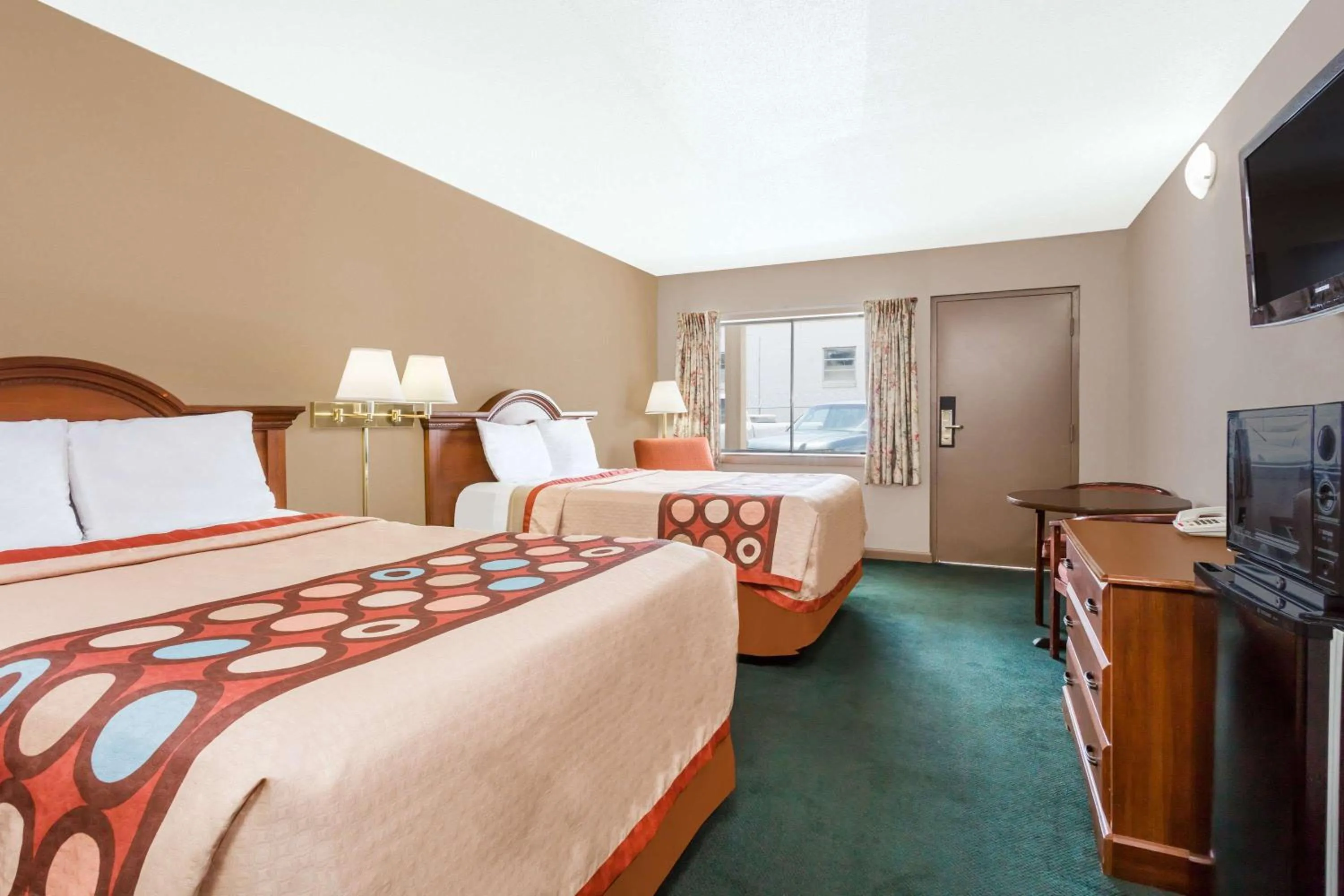 Photo of the whole room, Bed in Super 8 by Wyndham Greensboro