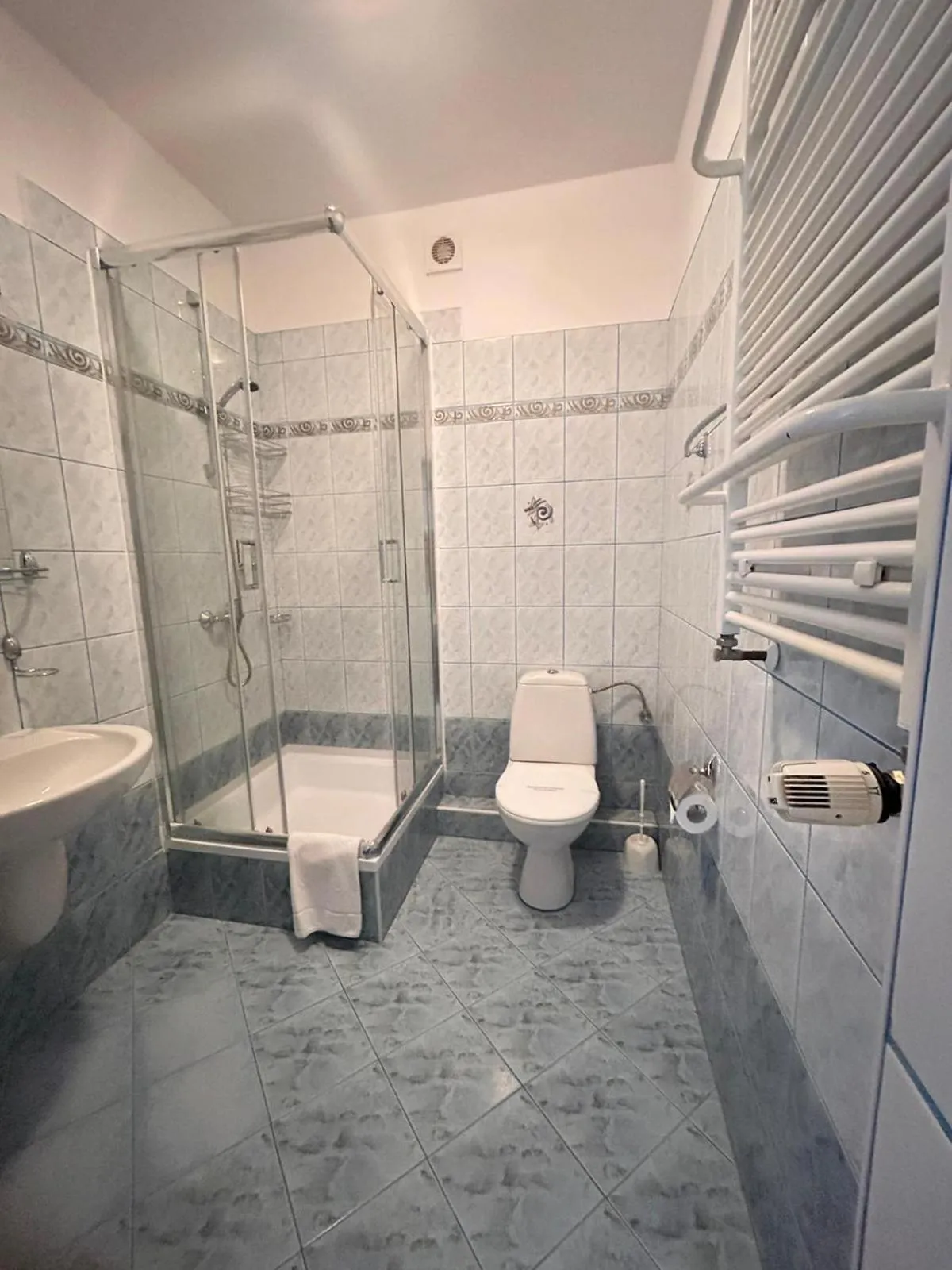 Bathroom in Ośrodek Konferencyjno-Wypoczynkowy "Krucze Skały" w Karpaczu