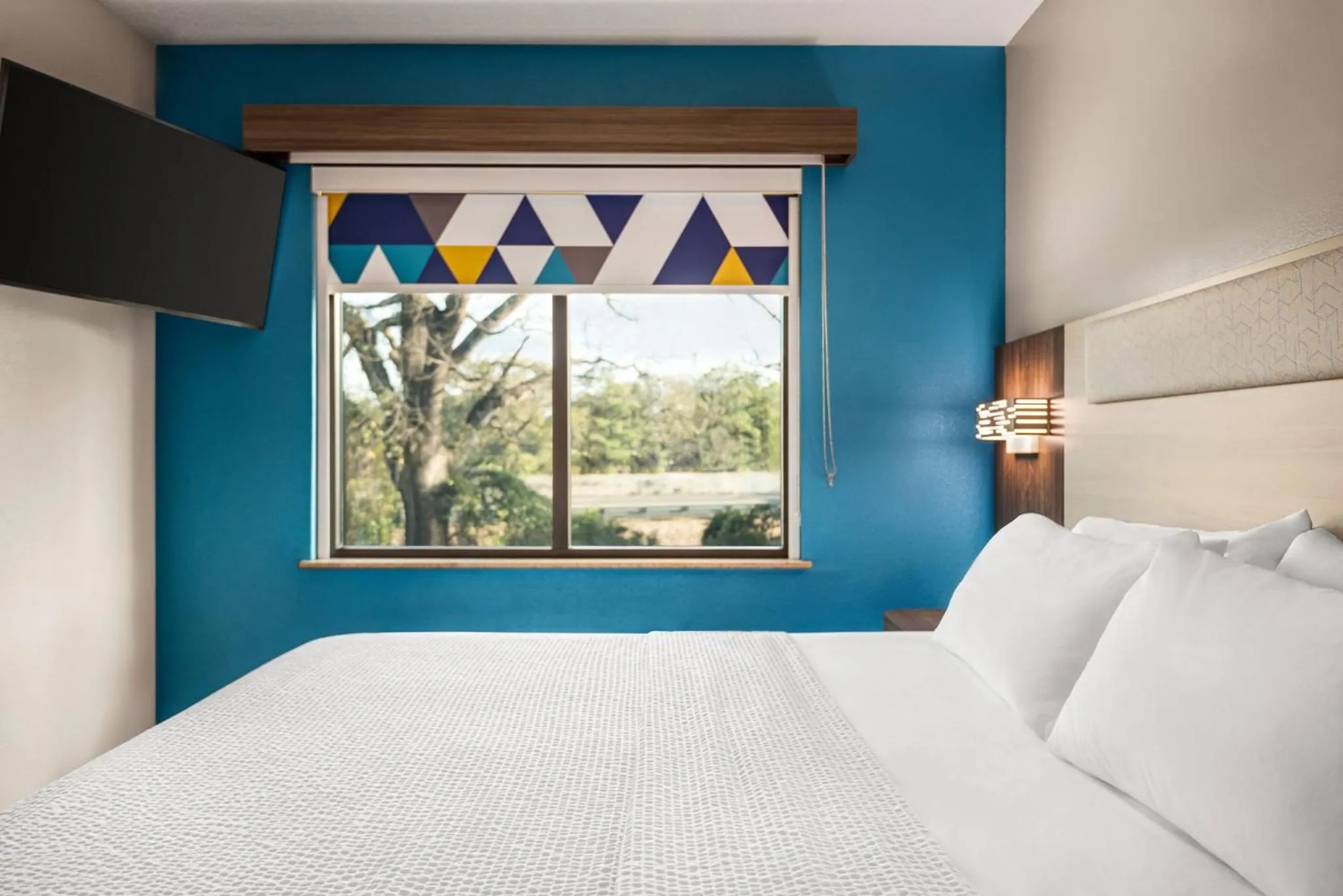 Photo of the whole room, Bed in Holiday Inn Express & Suites Mobile West I-10 by IHG