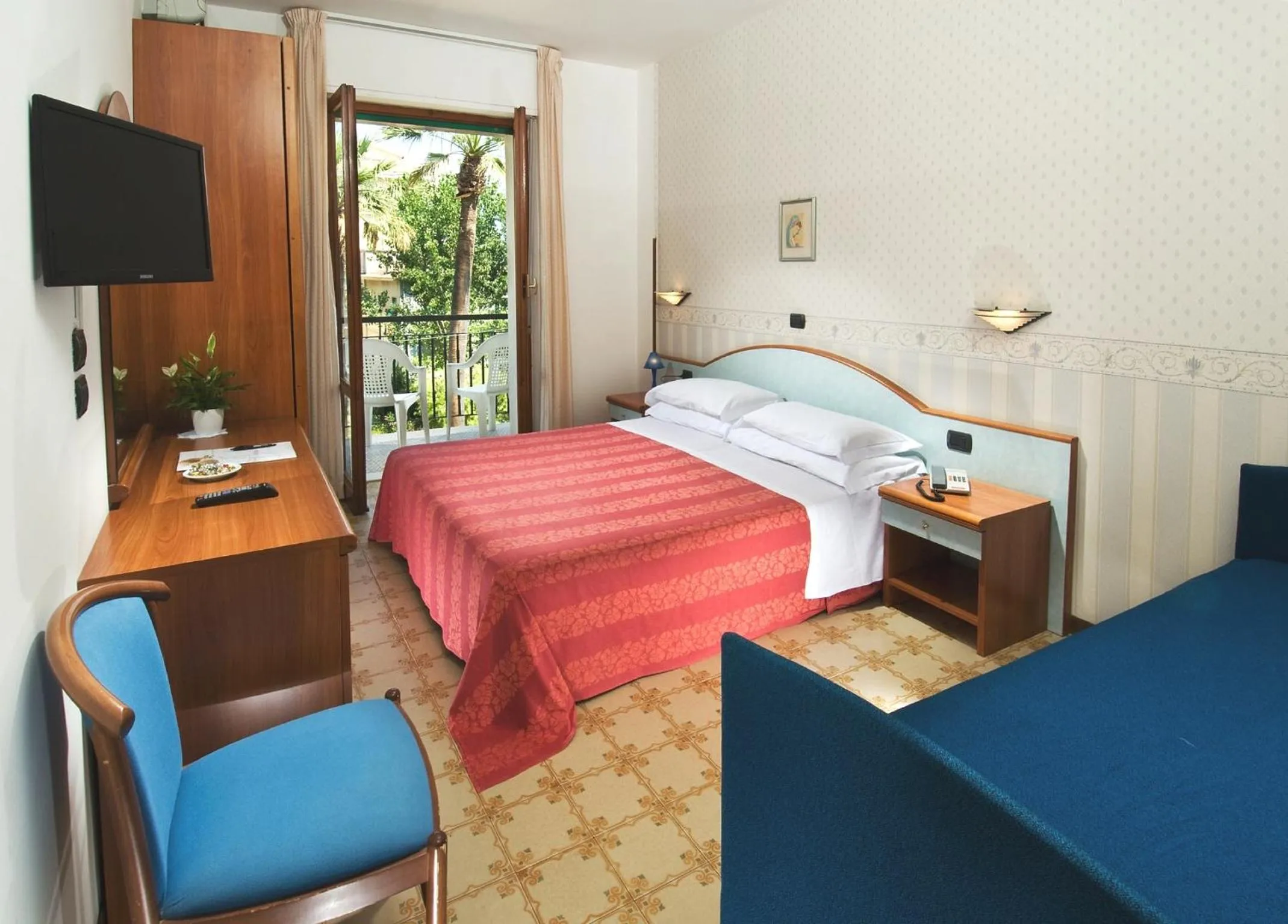 Photo of the whole room, Bed in Family Hotel Relax