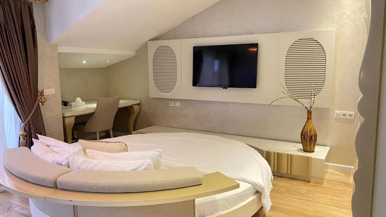 Bedroom, Bed in Lale Hotel