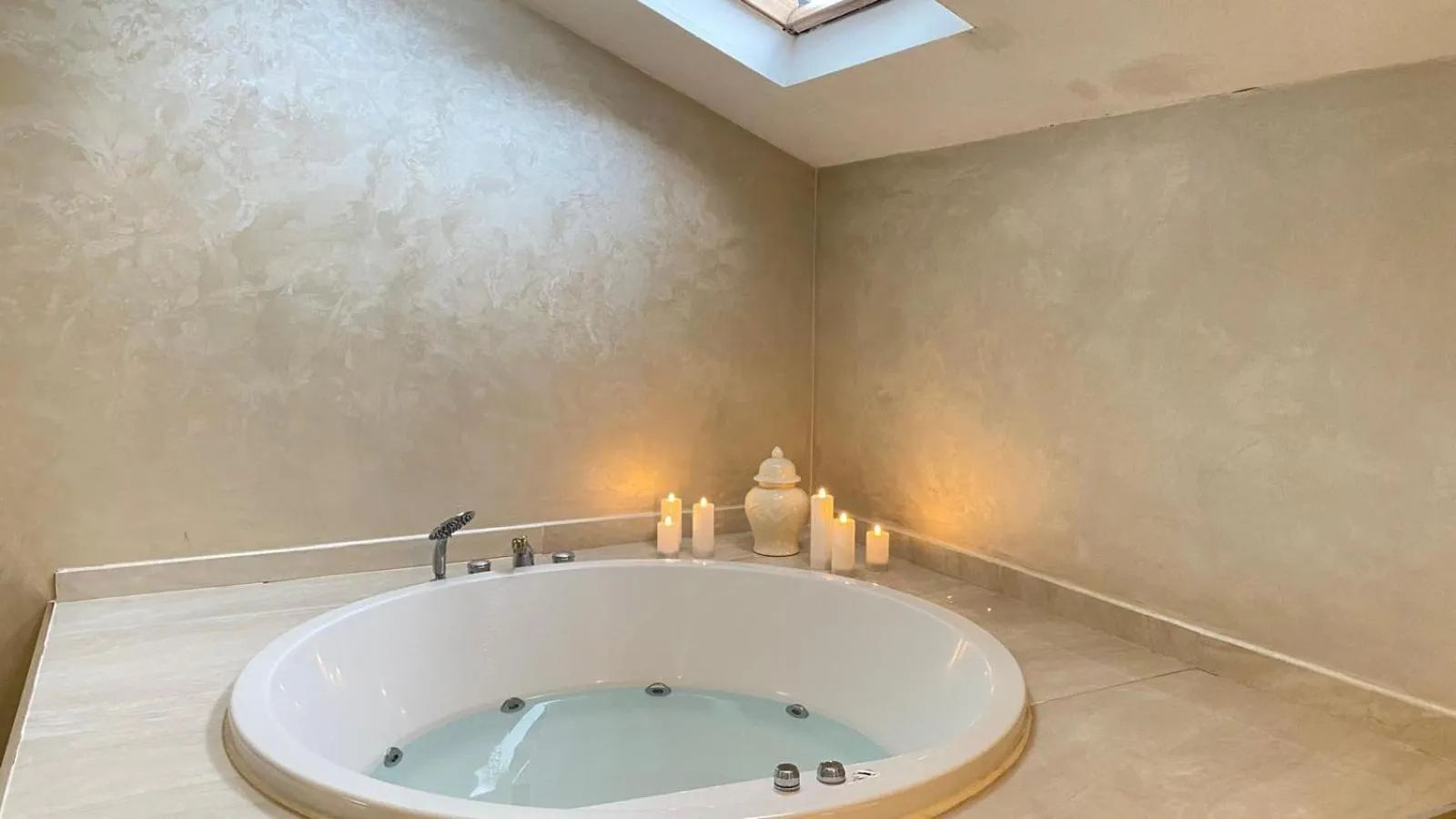 Hot Tub in Lale Hotel