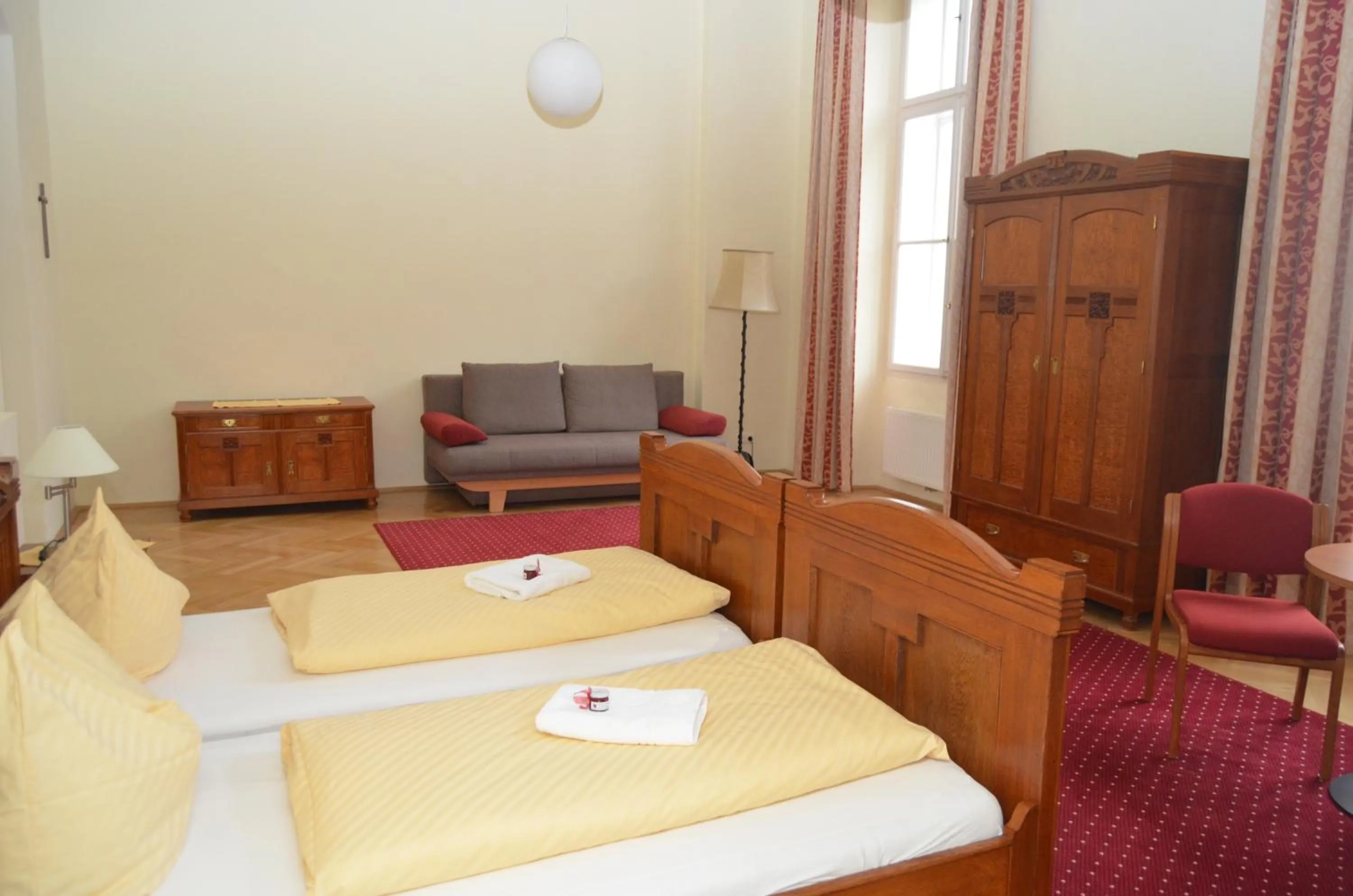 Photo of the whole room, Bed in Gästehaus im Priesterseminar Salzburg