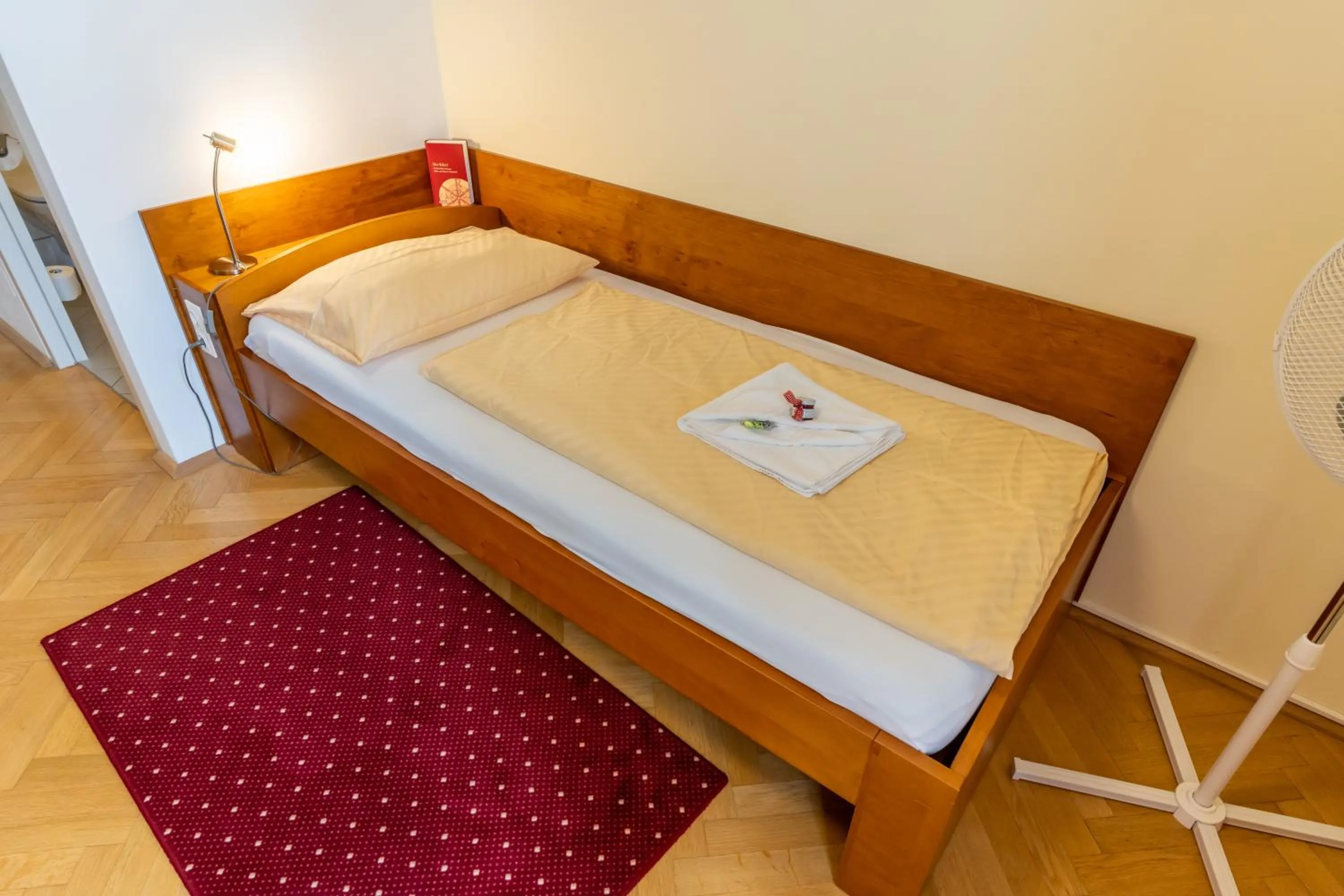 Photo of the whole room, Bed in Gästehaus im Priesterseminar Salzburg