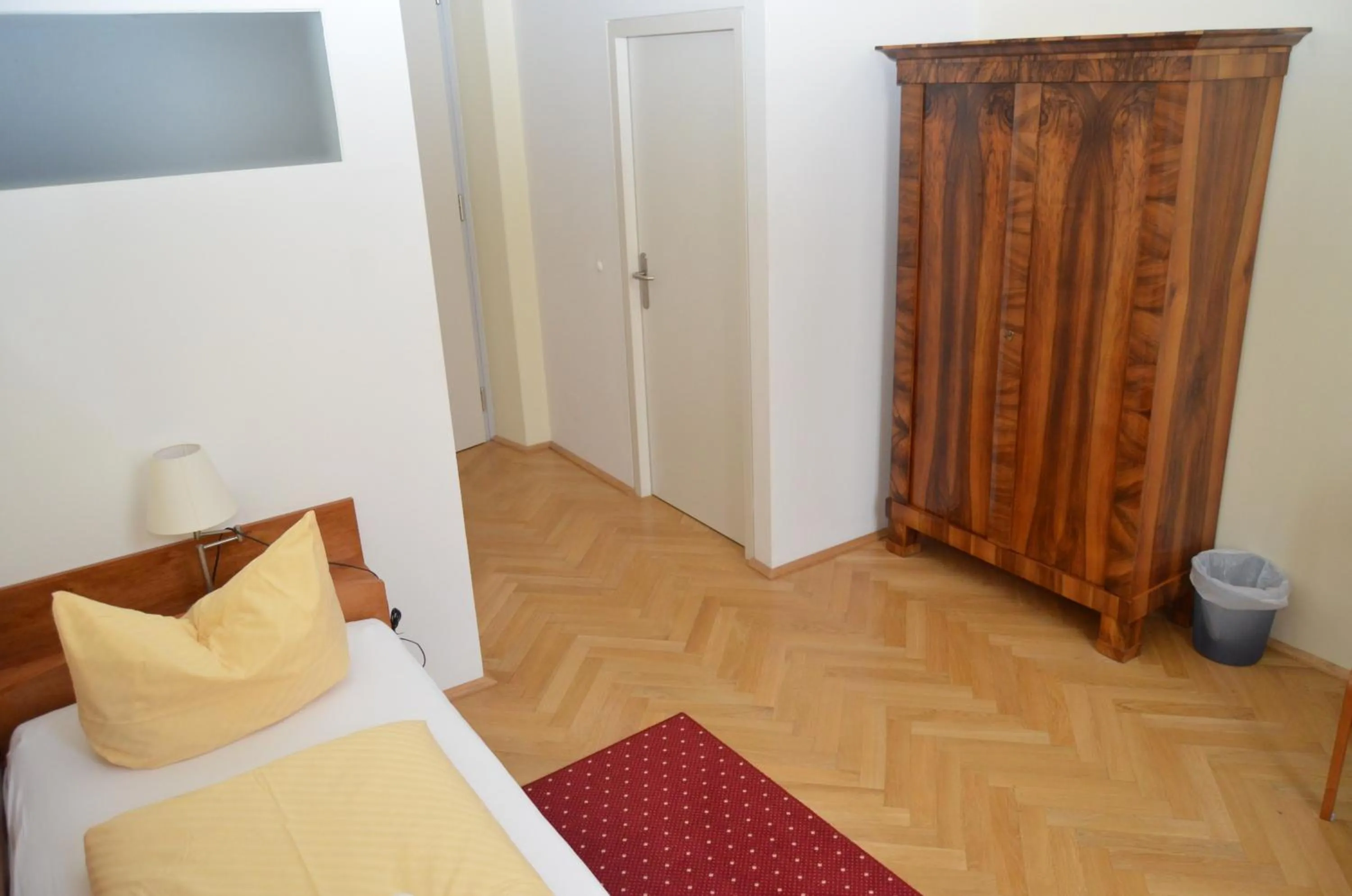 Photo of the whole room, Bed in Gästehaus im Priesterseminar Salzburg