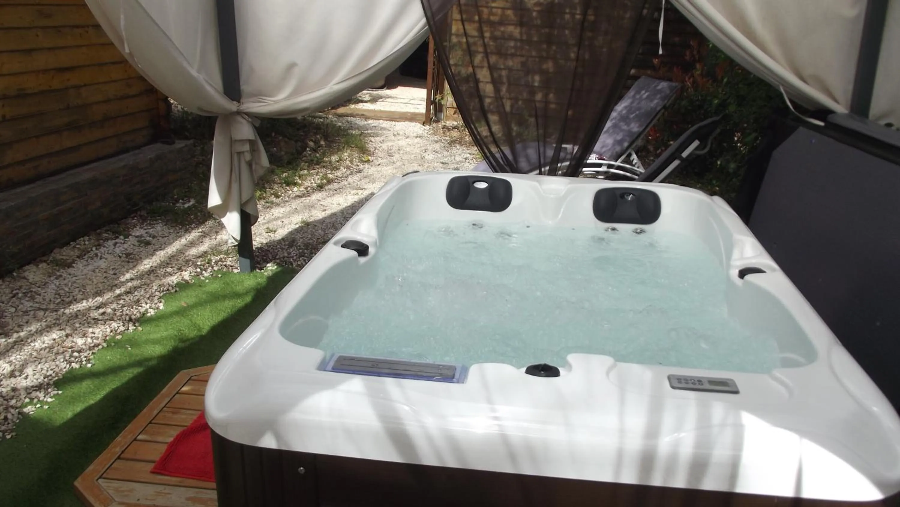 Hot Tub in Au Cabanon Chez Nath - chbre d'hôtes