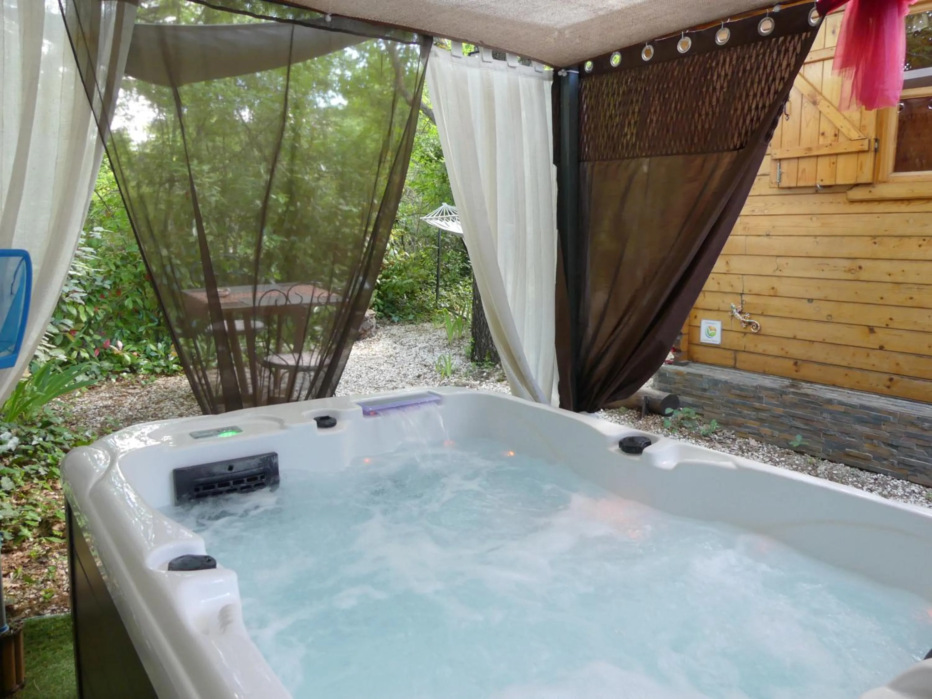 Hot Tub in Au Cabanon Chez Nath - chbre d'hôtes