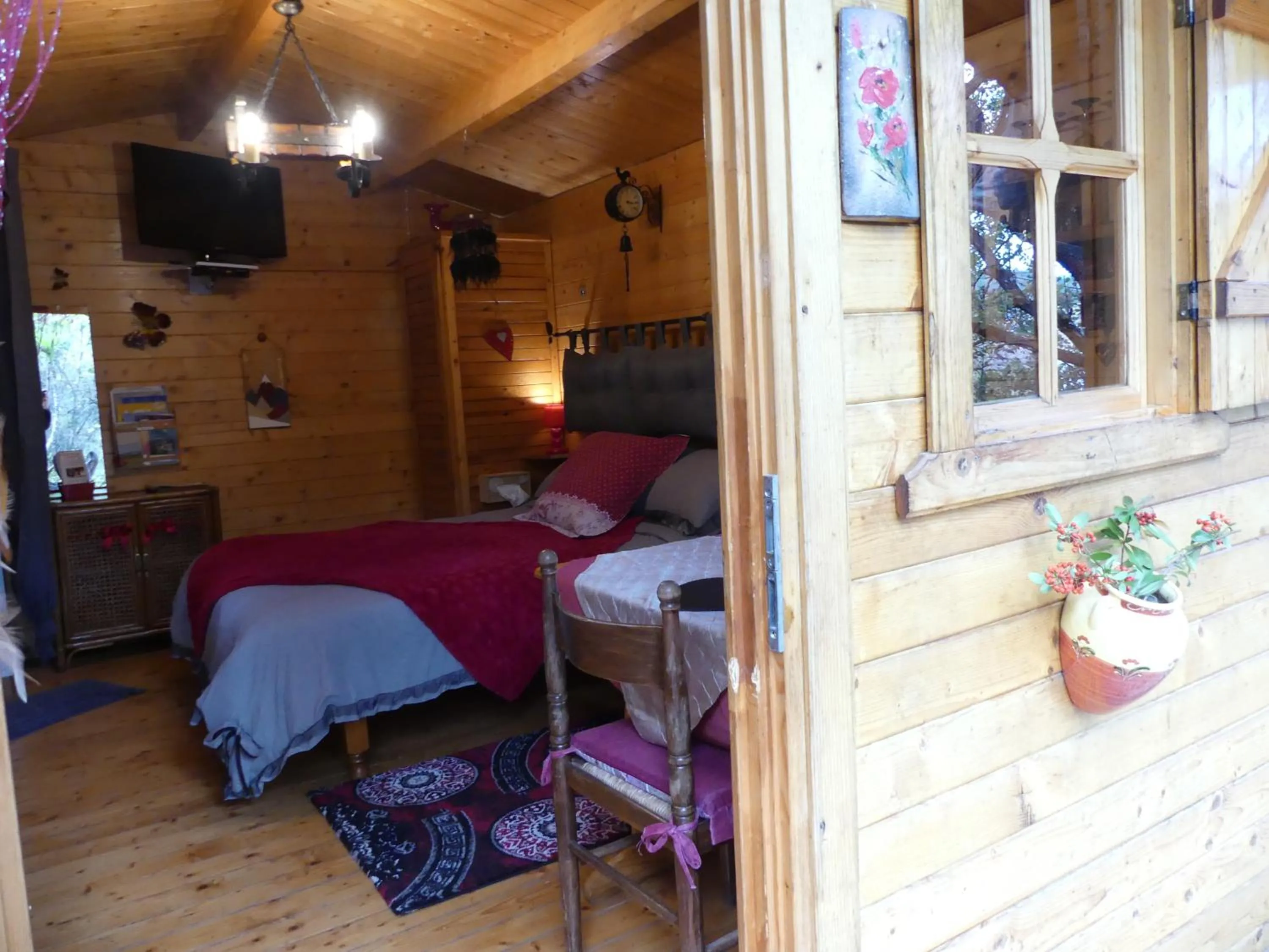 Photo of the whole room in Au Cabanon Chez Nath - chbre d'hôtes