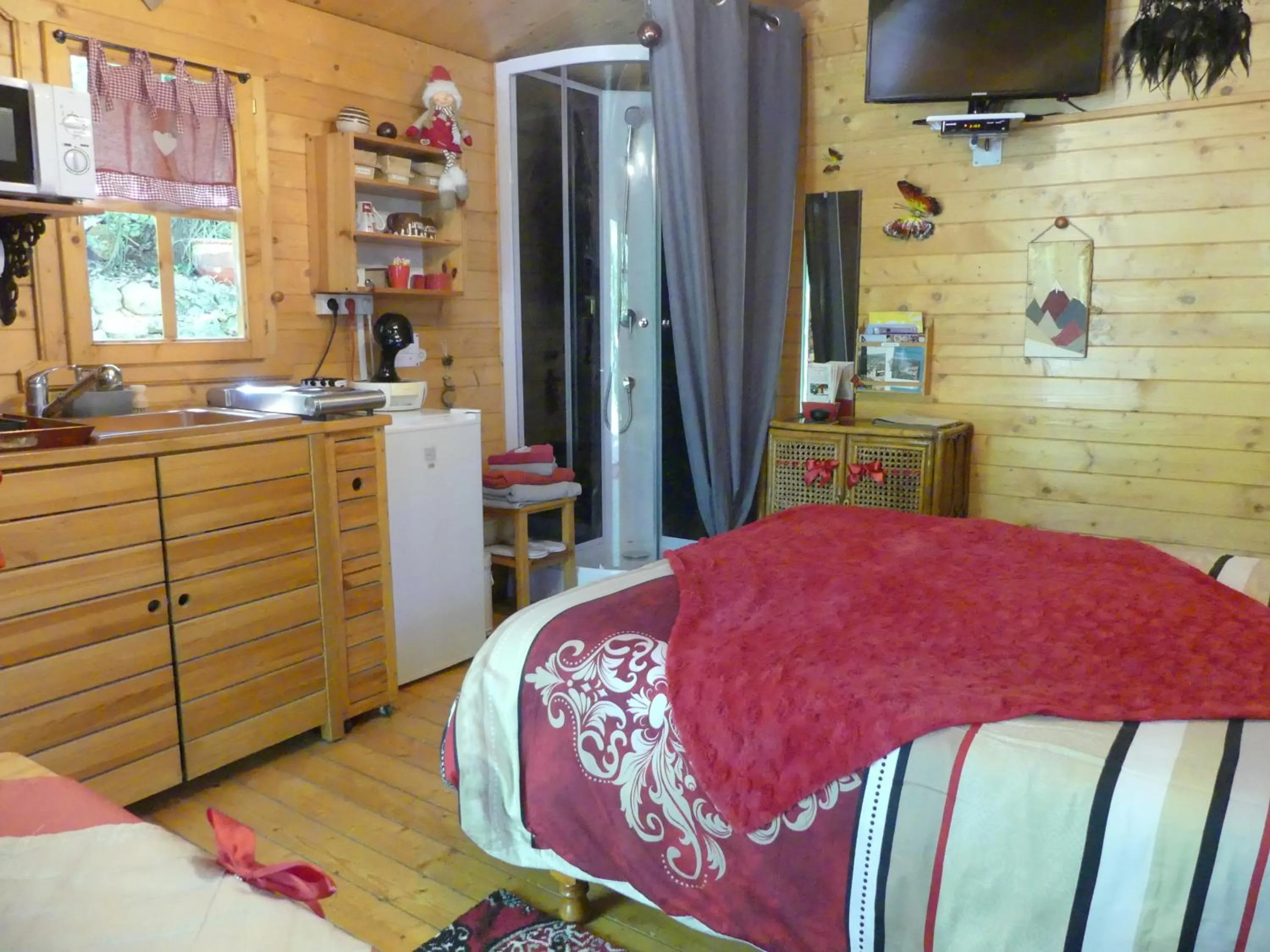 Bedroom, Bed in Au Cabanon Chez Nath - chbre d'hôtes