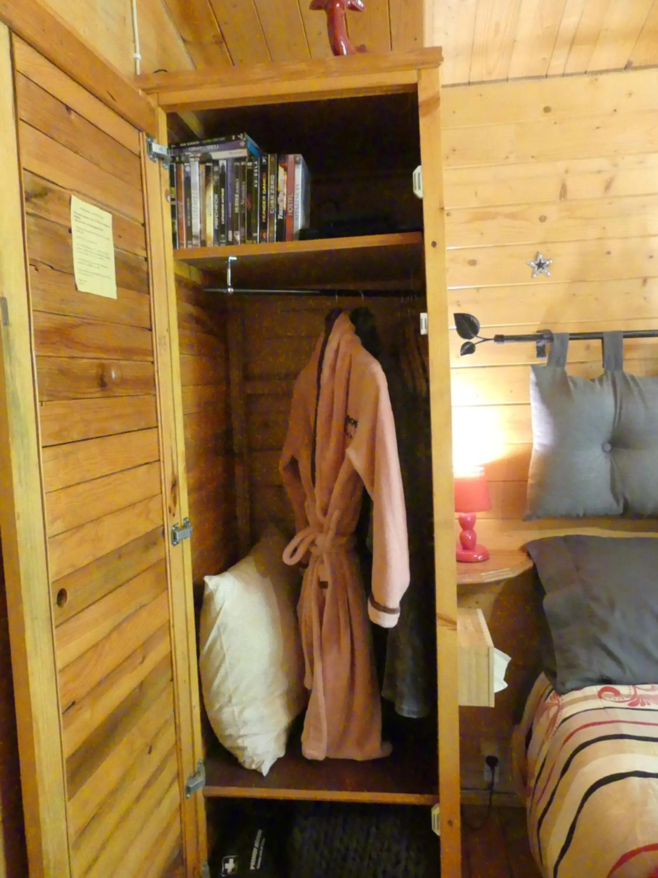 wardrobe in Au Cabanon Chez Nath - chbre d'hôtes