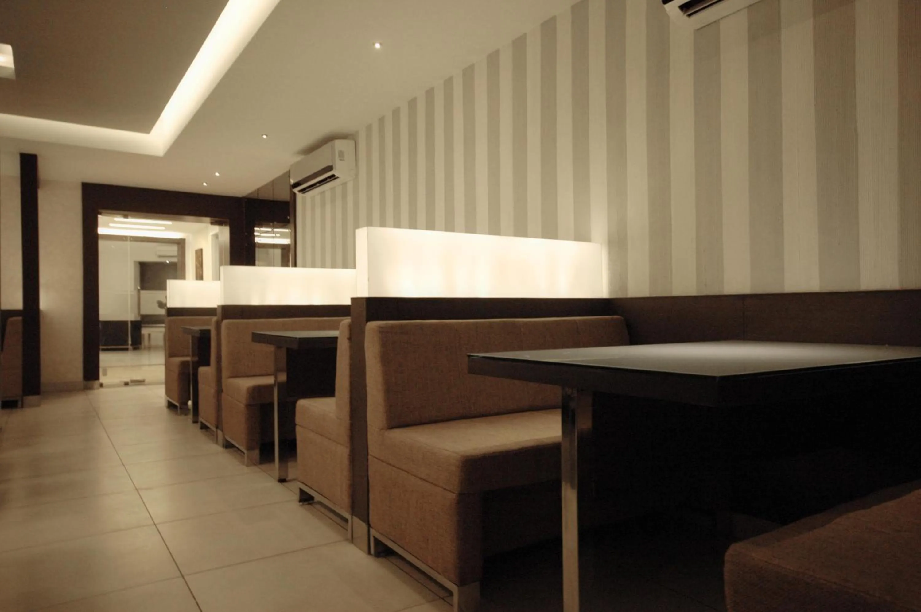 Restaurant/places to eat in Hotel Merlin International