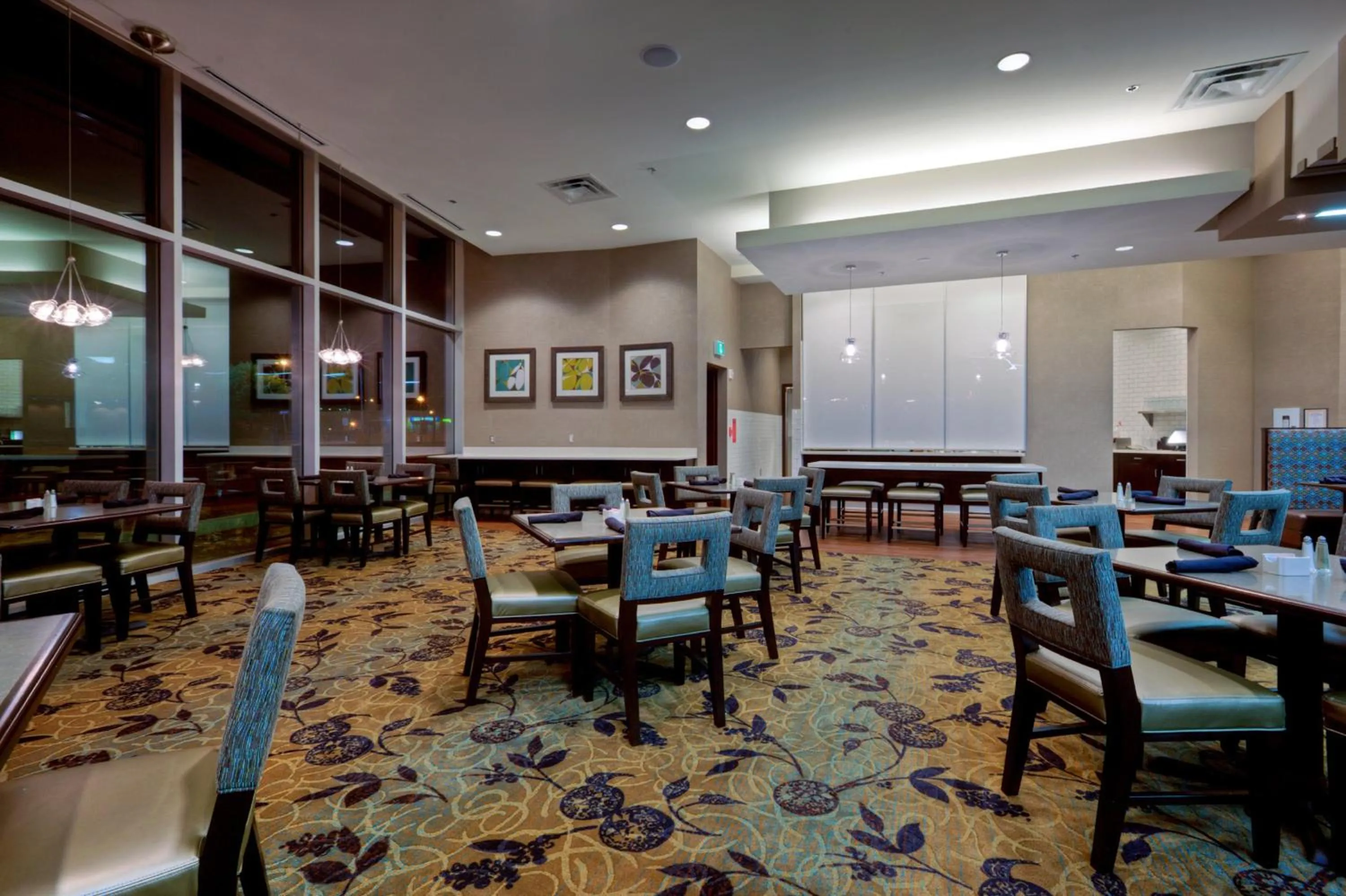 Restaurant/places to eat in Holiday Inn Saskatoon Downtown by IHG