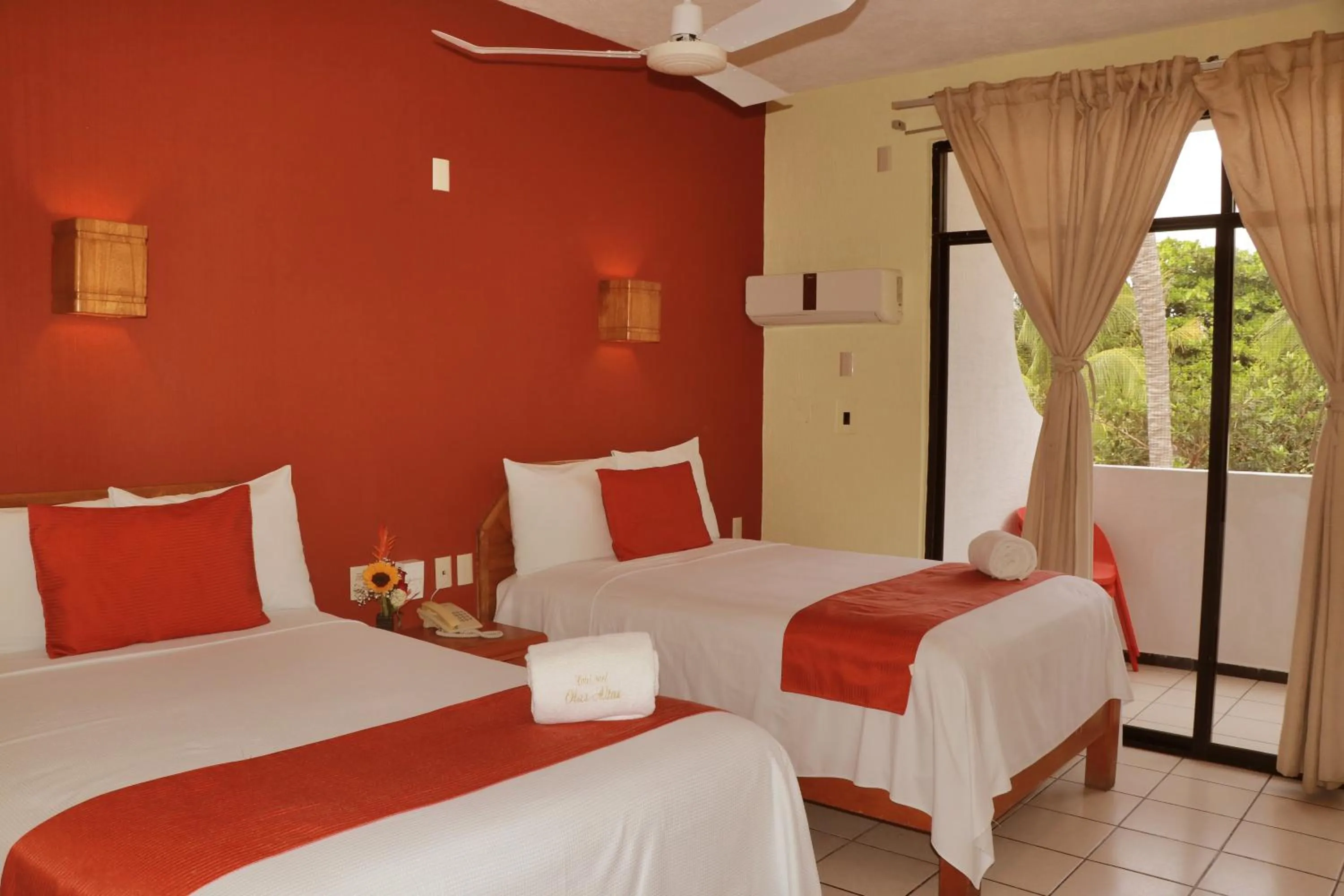 Photo of the whole room, Bed in Surf Olas Altas