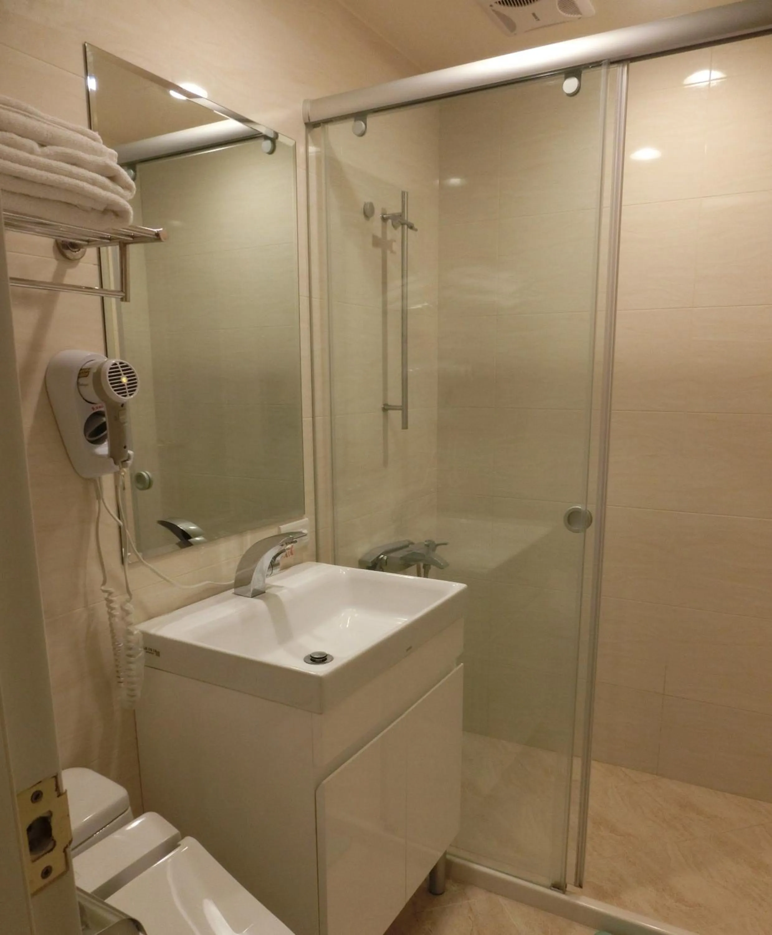 Bathroom in Greeninn Hotel