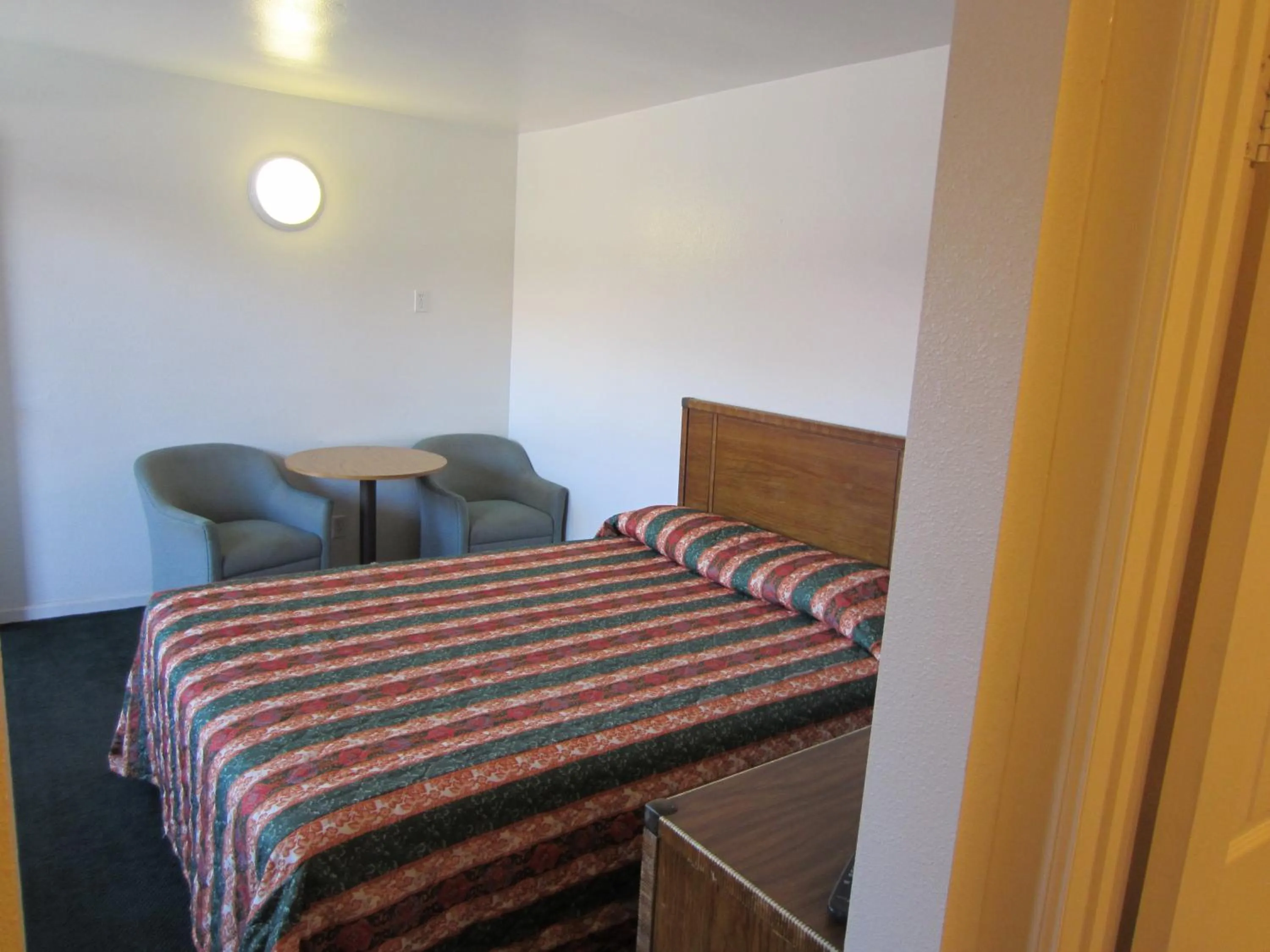 Bed in Welcome Inn & Suites Anaheim