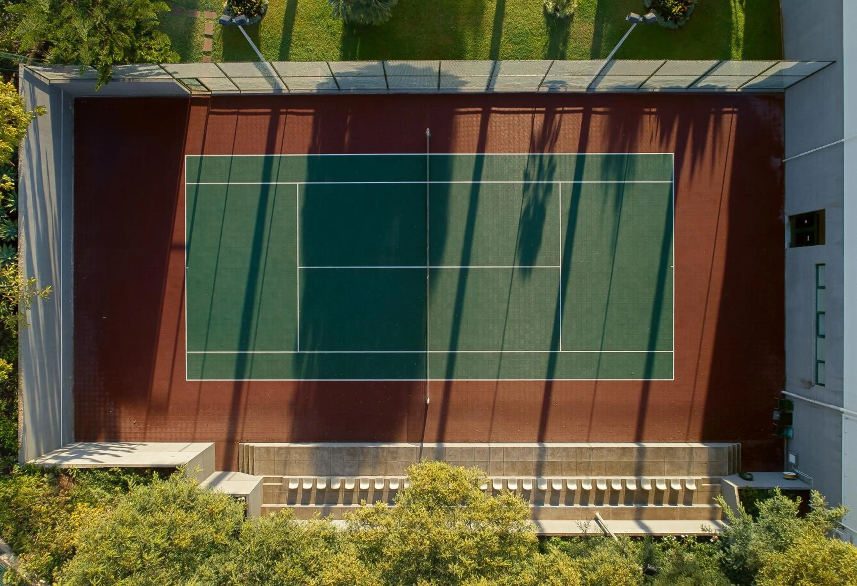 Tennis court in Madeira Panorâmico Hotel