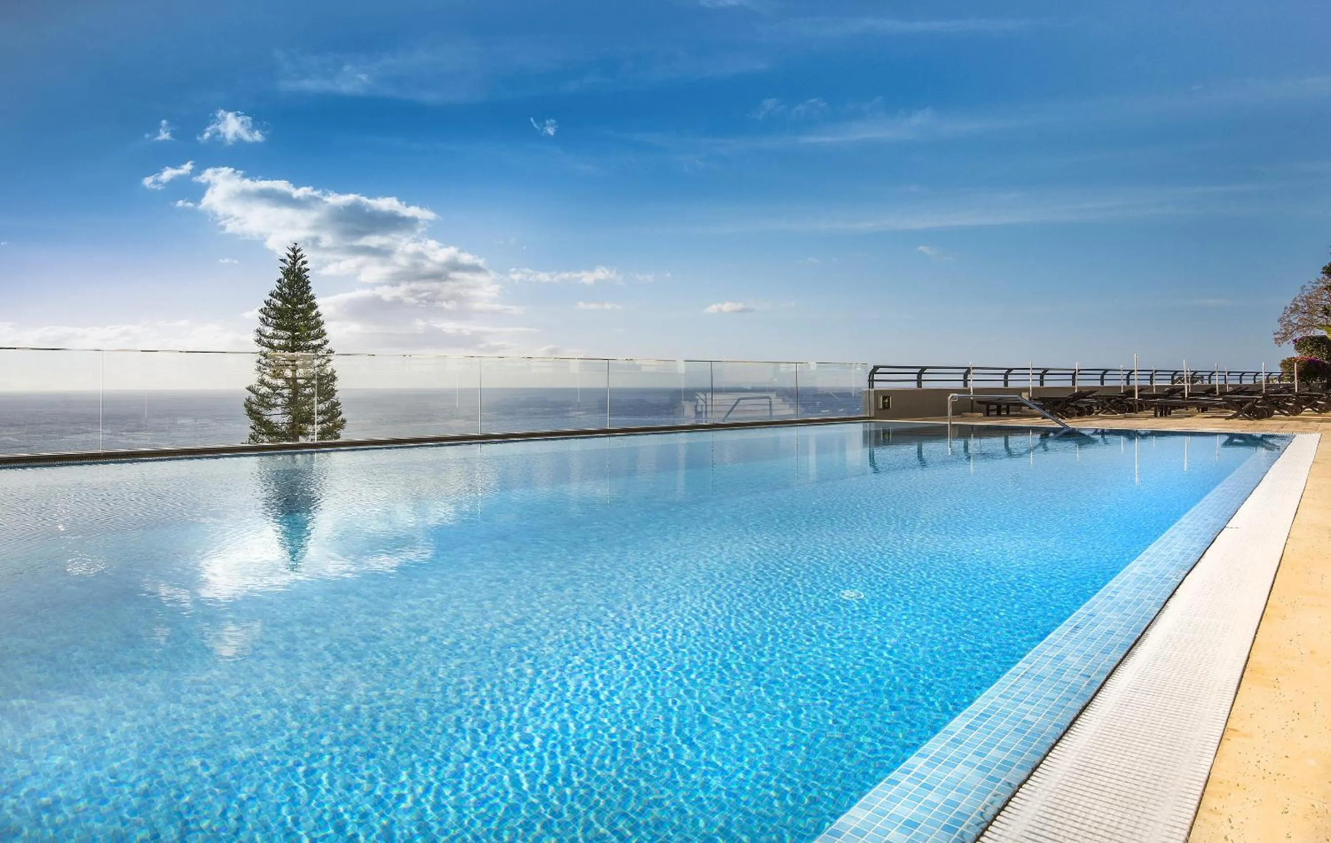 Swimming pool in Madeira Panorâmico Hotel