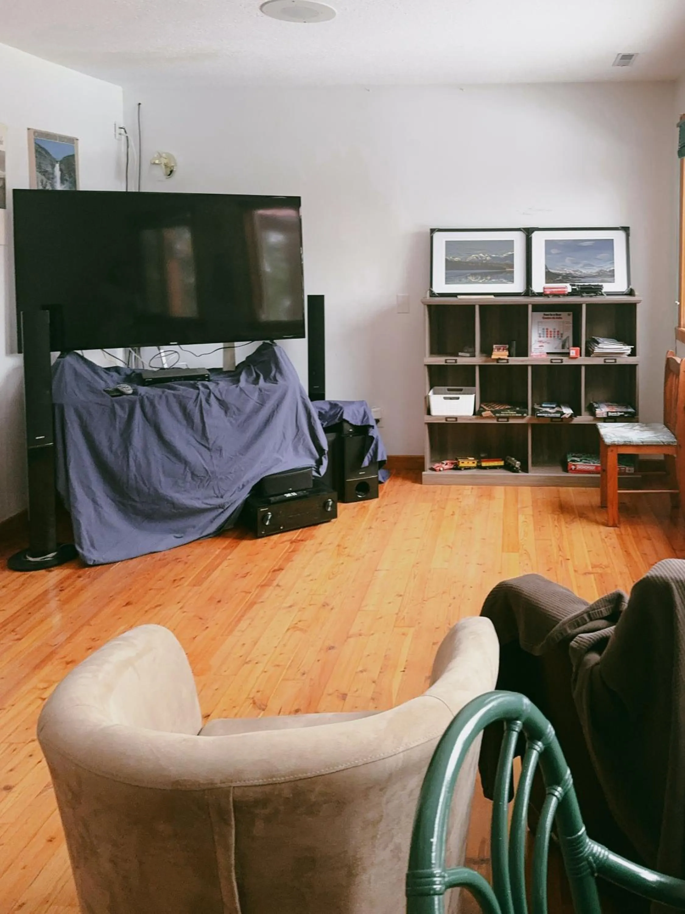 Communal lounge/ TV room in Alpine Meadows Lodge