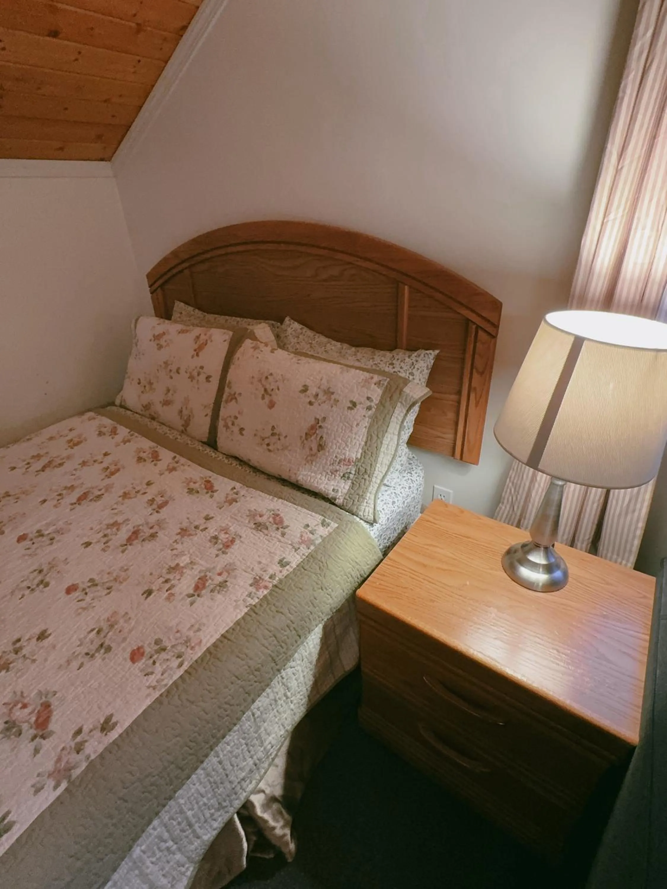 Bed in Alpine Meadows Lodge