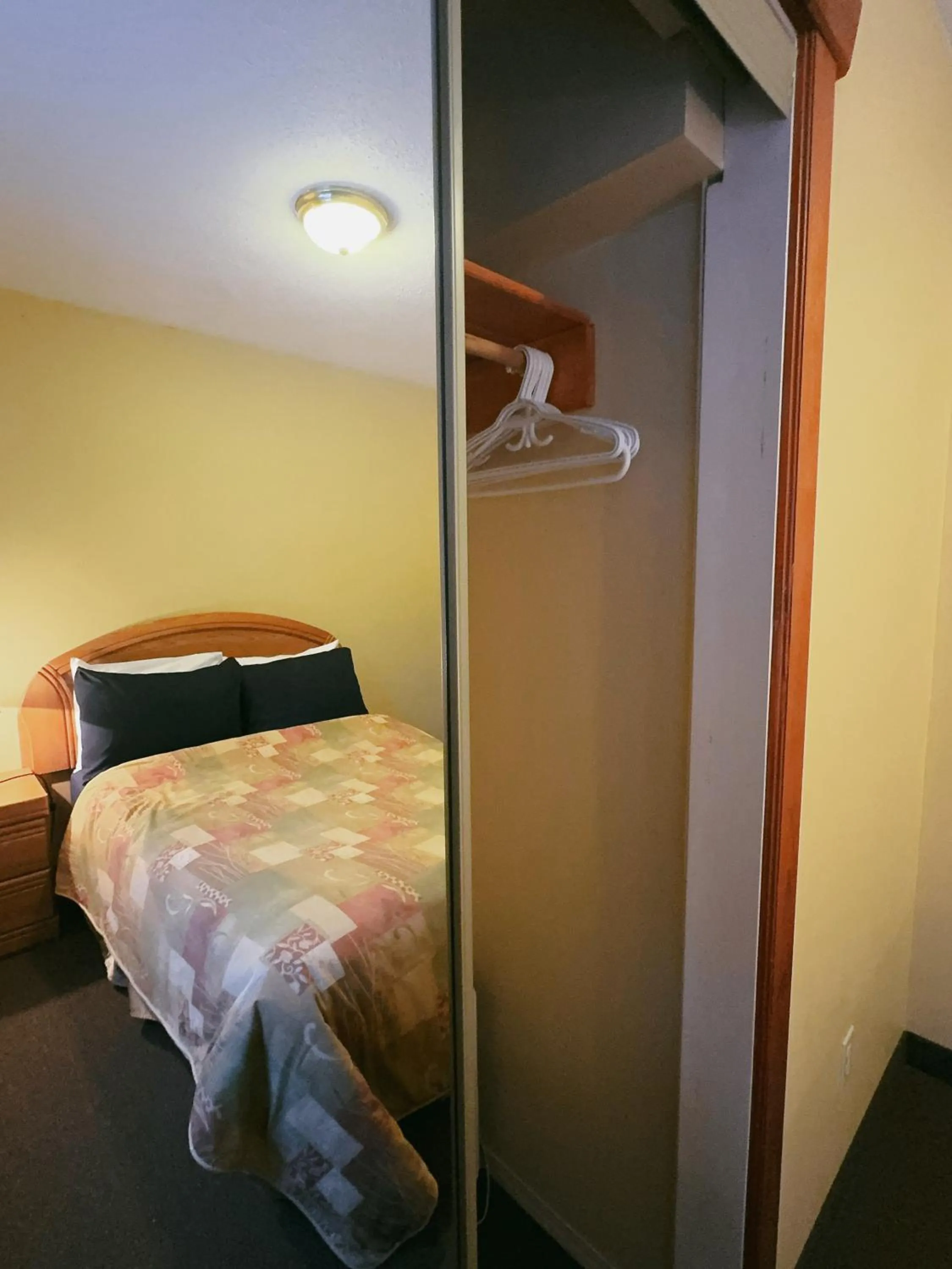 Bed in Alpine Meadows Lodge